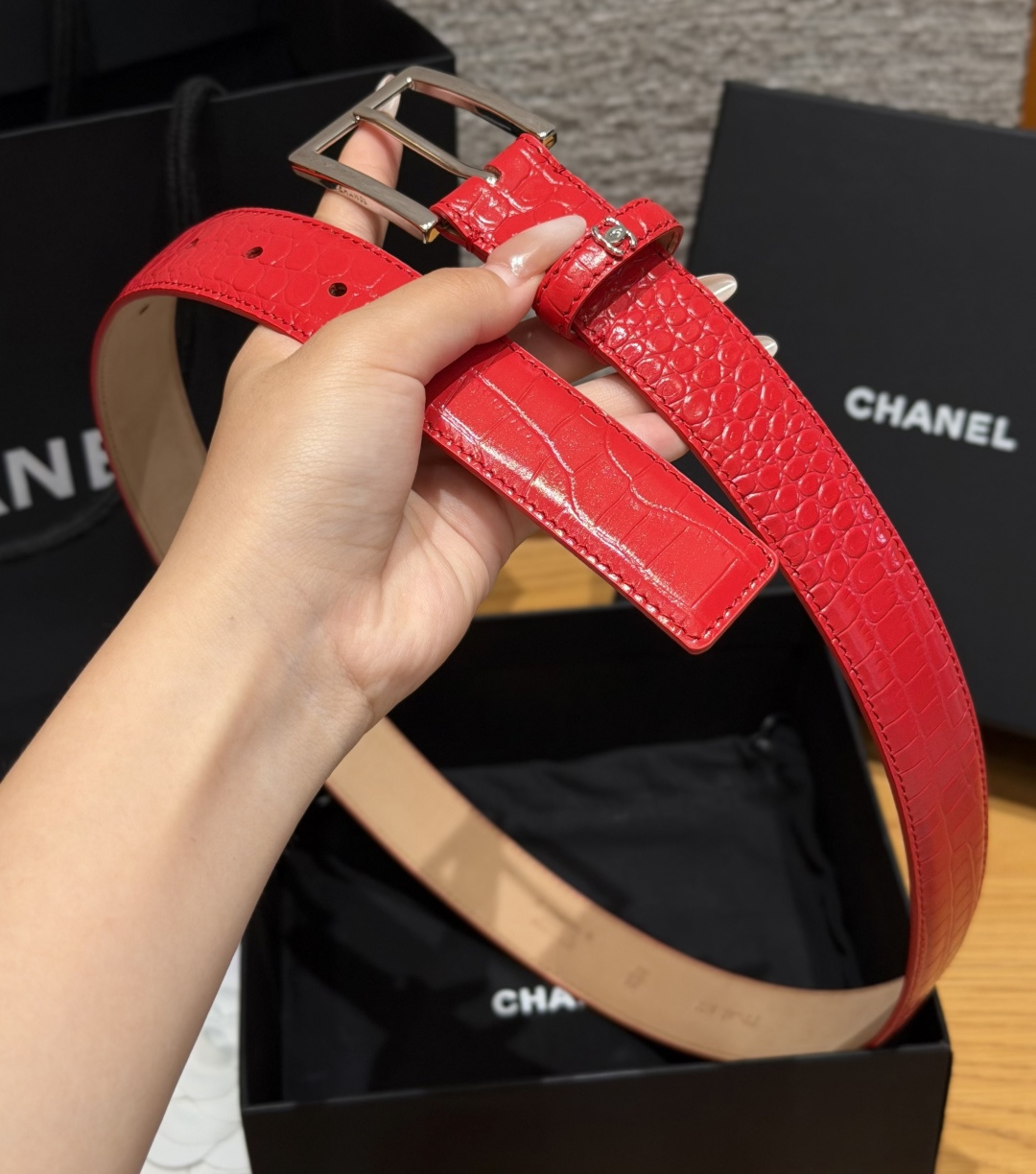 Chanel 一比一 女款鱷魚壓紋皮帶 紅色時尚腰帶 亮眼穿搭款| 12 Chanel 一比一 女款鱷魚壓紋皮帶 紅色時尚腰帶 亮眼穿搭款