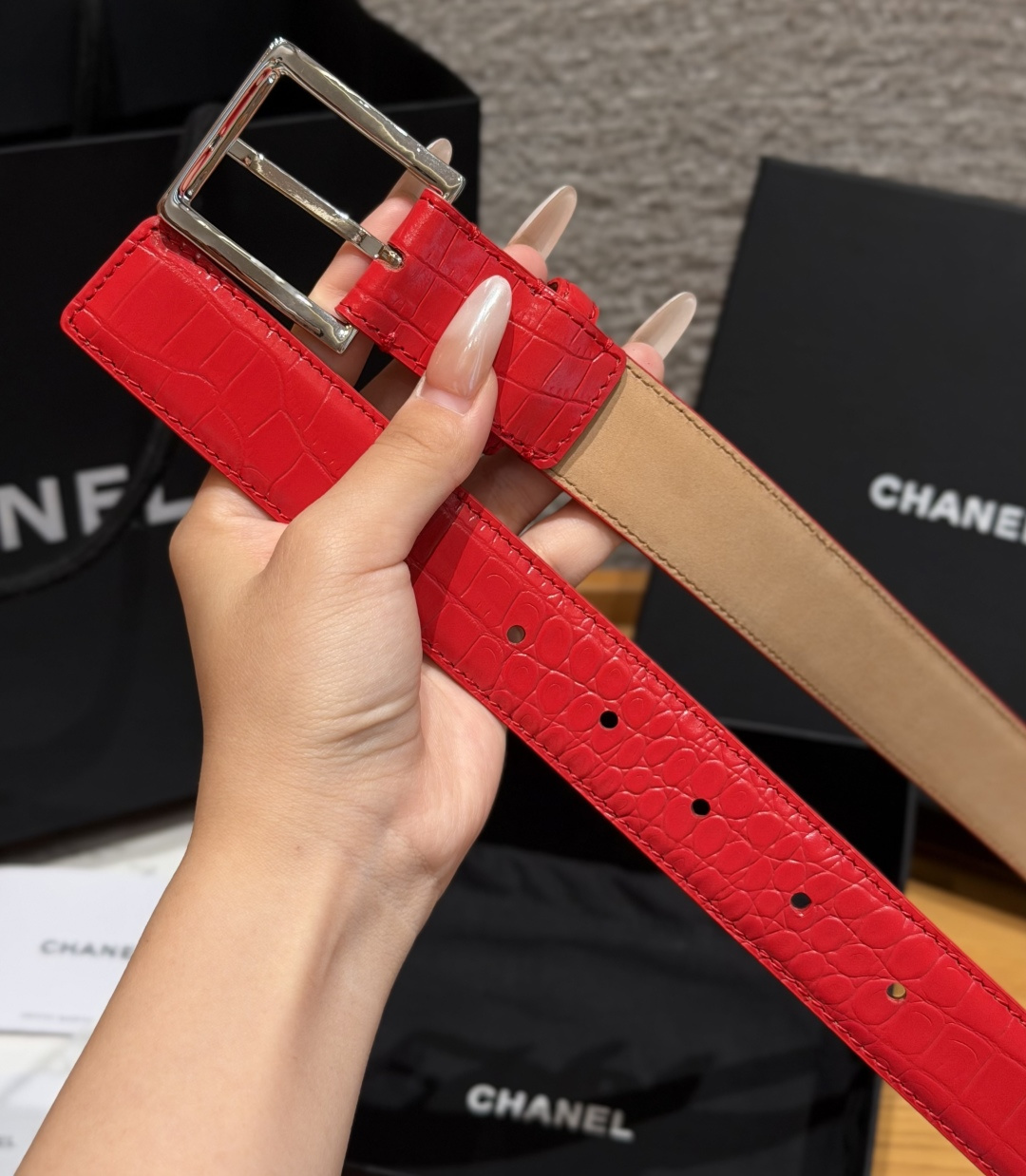 Chanel 一比一 女款鱷魚壓紋皮帶 紅色時尚腰帶 亮眼穿搭款| 11 Chanel 一比一 女款鱷魚壓紋皮帶 紅色時尚腰帶 亮眼穿搭款