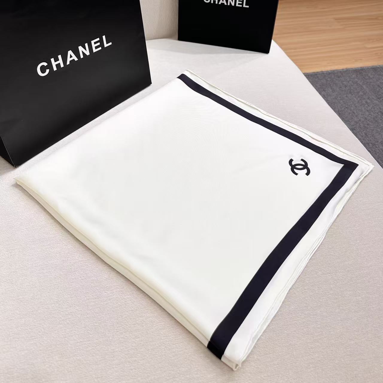 Chanel 高仿絲巾 米白黑邊氣質方巾 小香風百搭披肩 輕奢穿搭必備| 13 Chanel 高仿絲巾 米白黑邊氣質方巾 小香風百搭披肩 輕奢穿搭必備