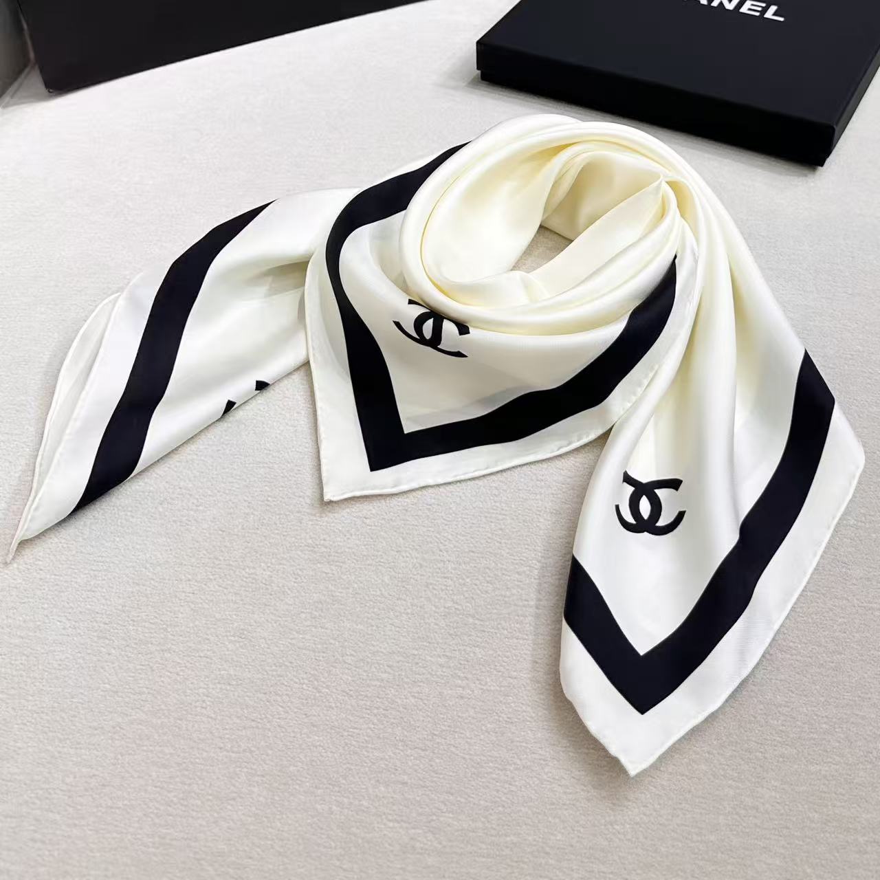 Chanel 高仿絲巾 米白黑邊氣質方巾 小香風百搭披肩 輕奢穿搭必備| 11 Chanel 高仿絲巾 米白黑邊氣質方巾 小香風百搭披肩 輕奢穿搭必備