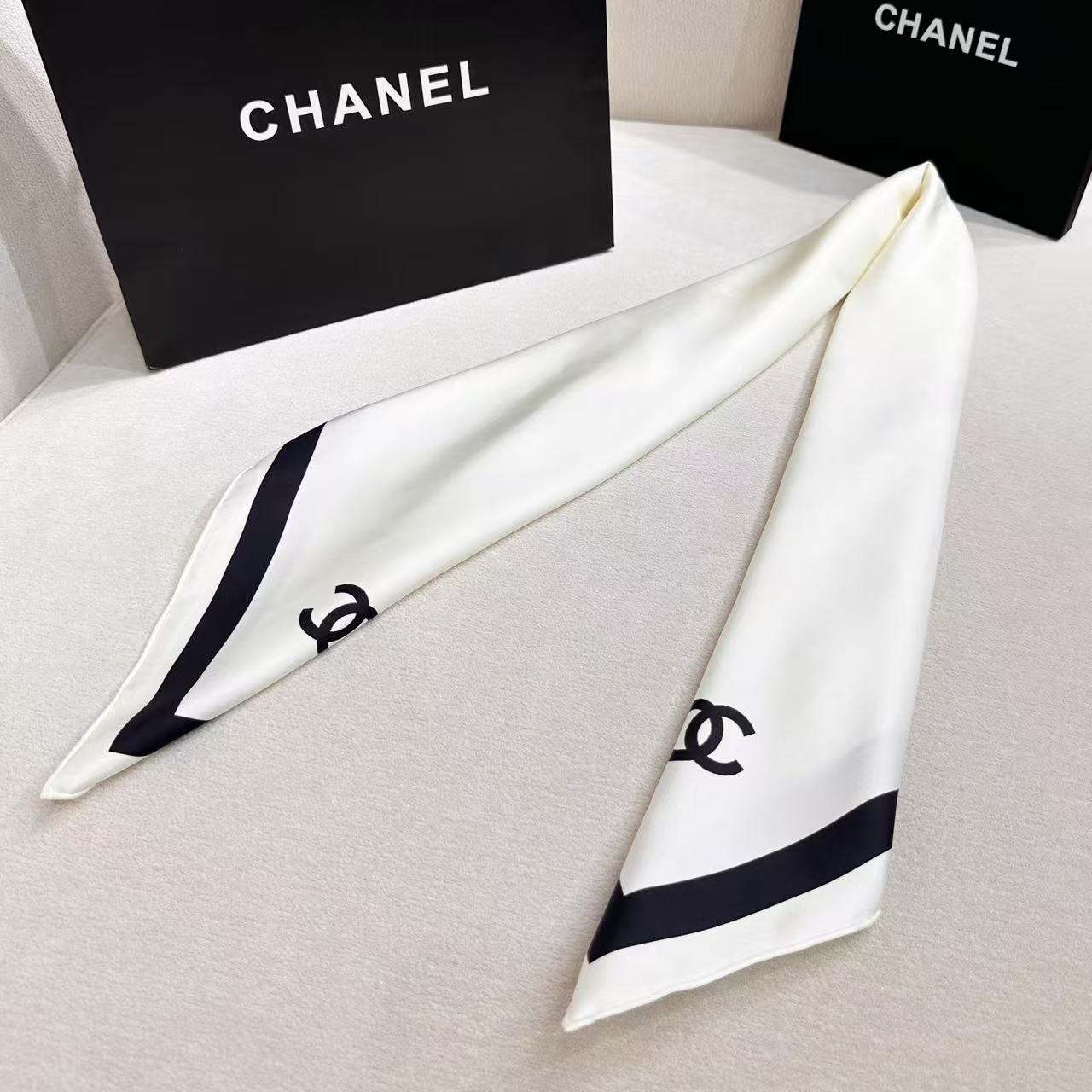 Chanel 高仿絲巾 米白黑邊氣質方巾 小香風百搭披肩 輕奢穿搭必備| 10 Chanel 高仿絲巾 米白黑邊氣質方巾 小香風百搭披肩 輕奢穿搭必備
