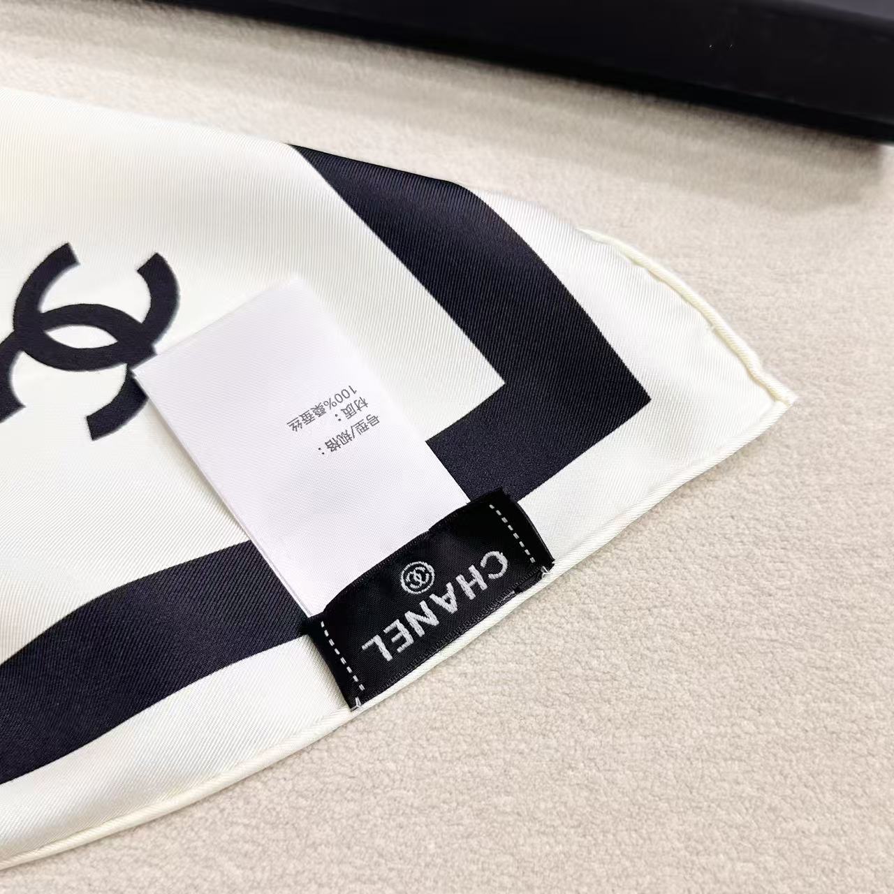 Chanel 高仿絲巾 米白黑邊氣質方巾 小香風百搭披肩 輕奢穿搭必備| 8 Chanel 高仿絲巾 米白黑邊氣質方巾 小香風百搭披肩 輕奢穿搭必備