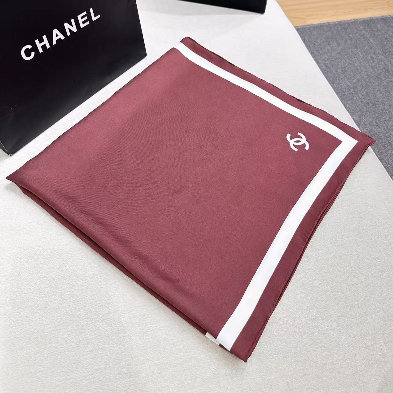 Chanel 一比一絲巾 酒紅白邊方巾 法式氣質披肩 高級感百搭配件| 13 Chanel 一比一絲巾 酒紅白邊方巾 法式氣質披肩 高級感百搭配件