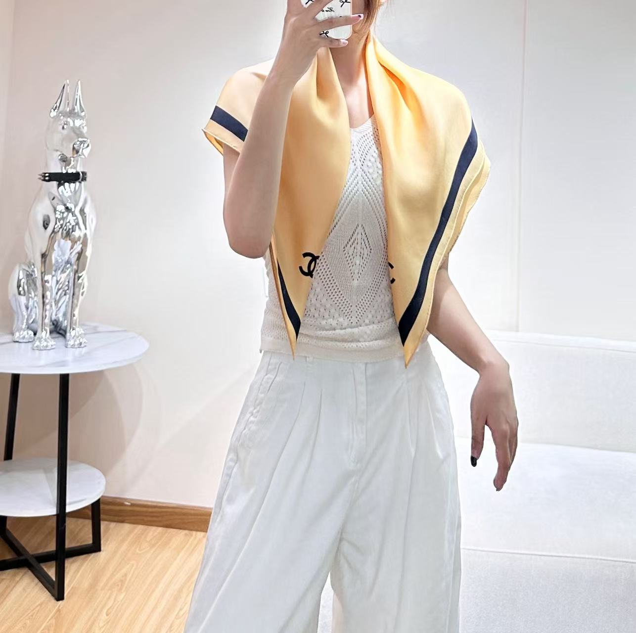 Chanel 原單絲巾 奶油杏黑邊方巾 輕奢風百搭披肩 高質感配件