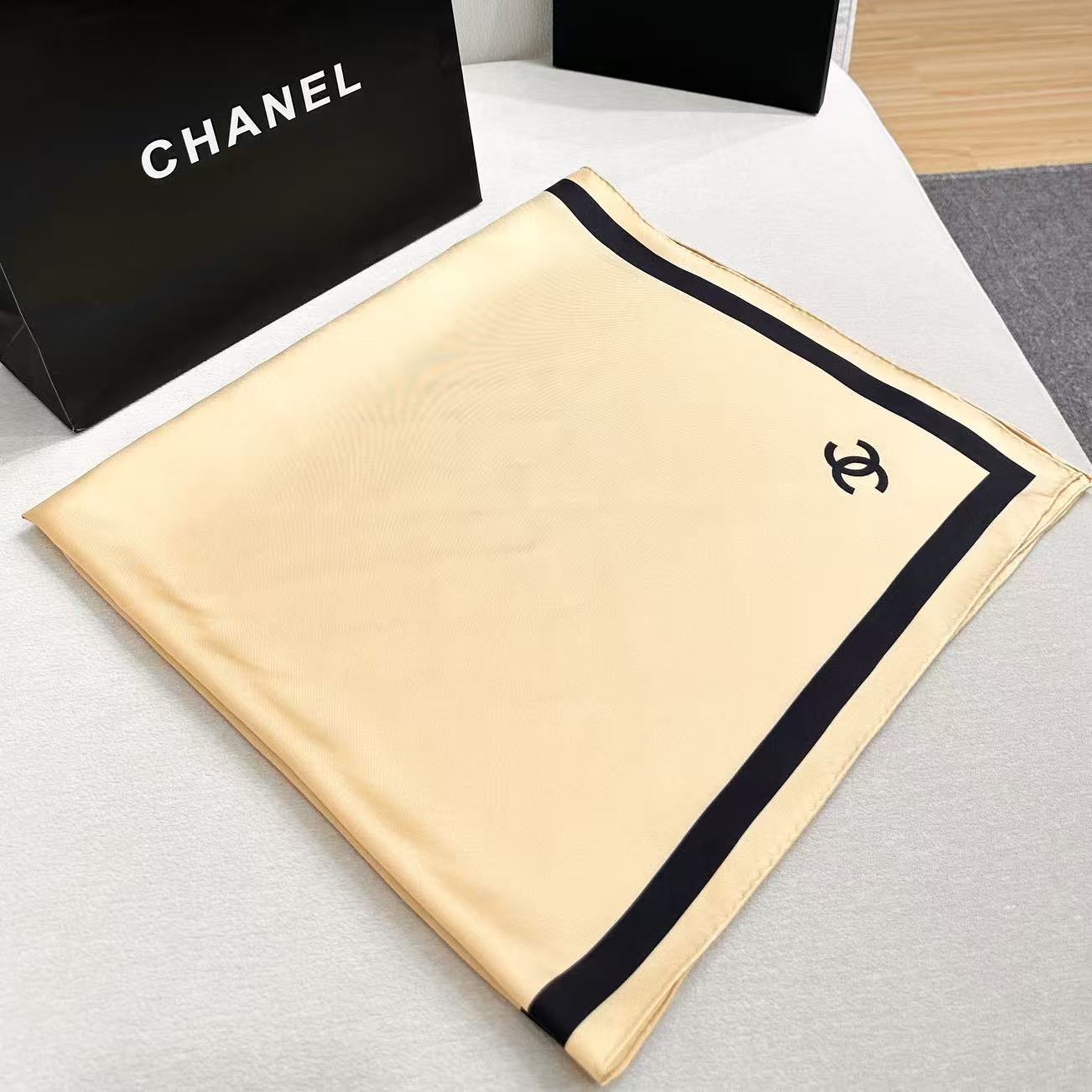 Chanel 原單絲巾 奶油杏黑邊方巾 輕奢風百搭披肩 高質感配件