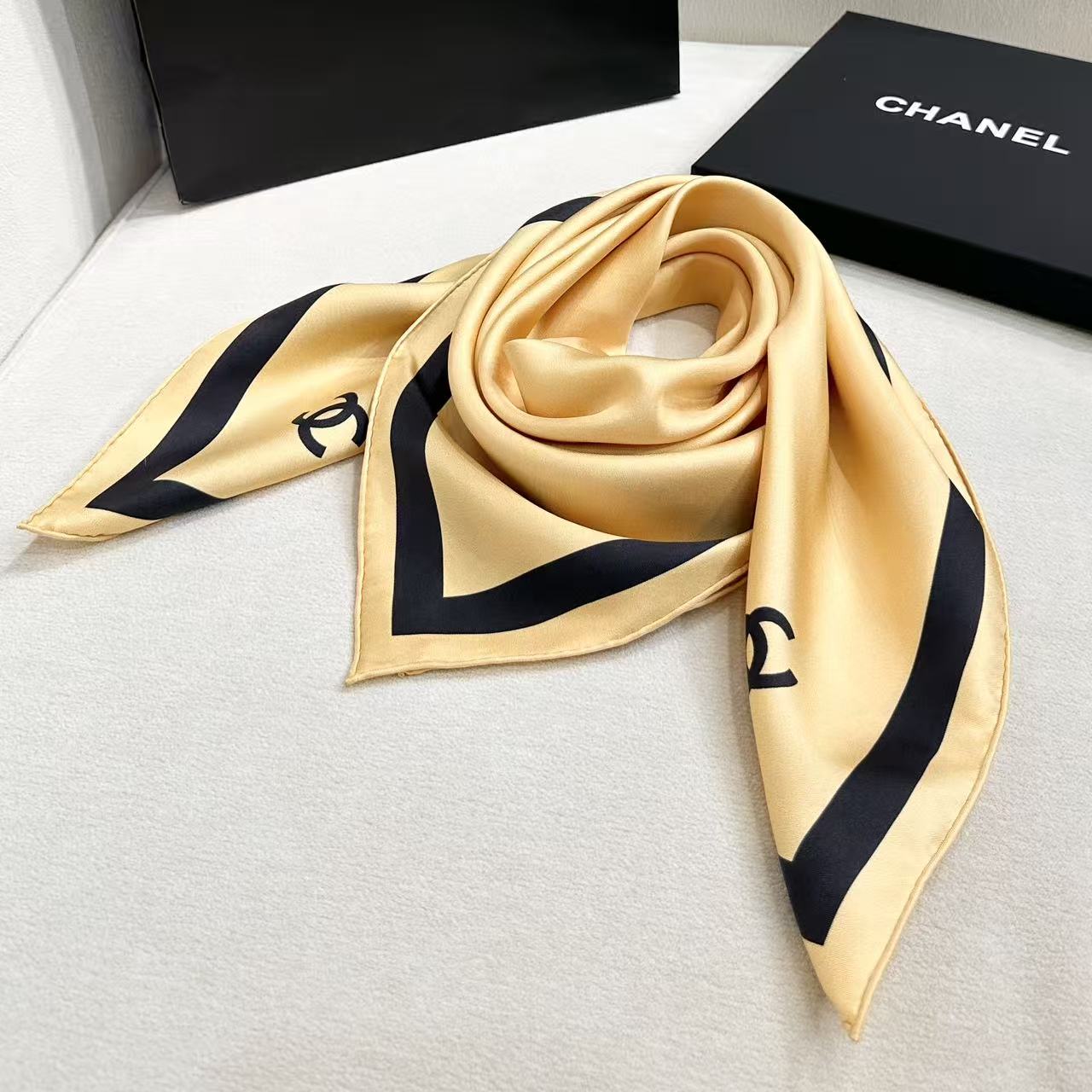 Chanel 原單絲巾 奶油杏黑邊方巾 輕奢風百搭披肩 高質感配件