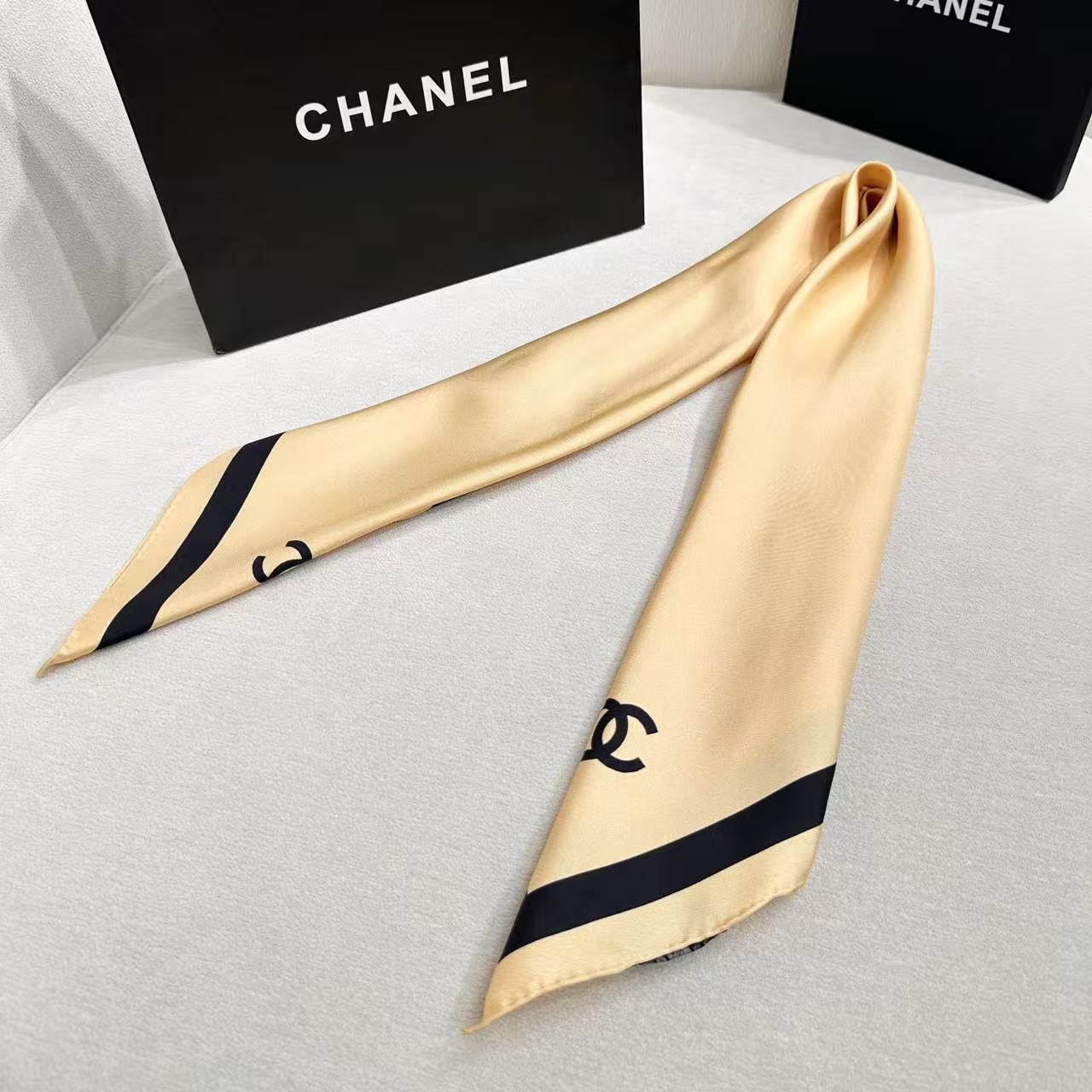 Chanel 原單絲巾 奶油杏黑邊方巾 輕奢風百搭披肩 高質感配件