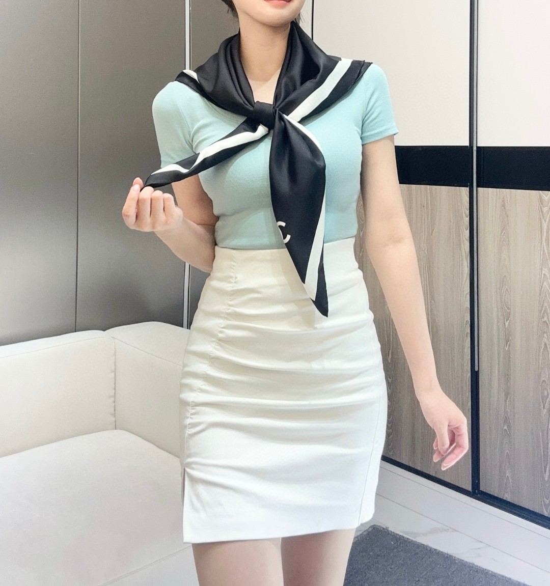 Chanel A貨絲巾 黑白經典Logo方巾 百搭氣質披肩 通勤穿搭必備