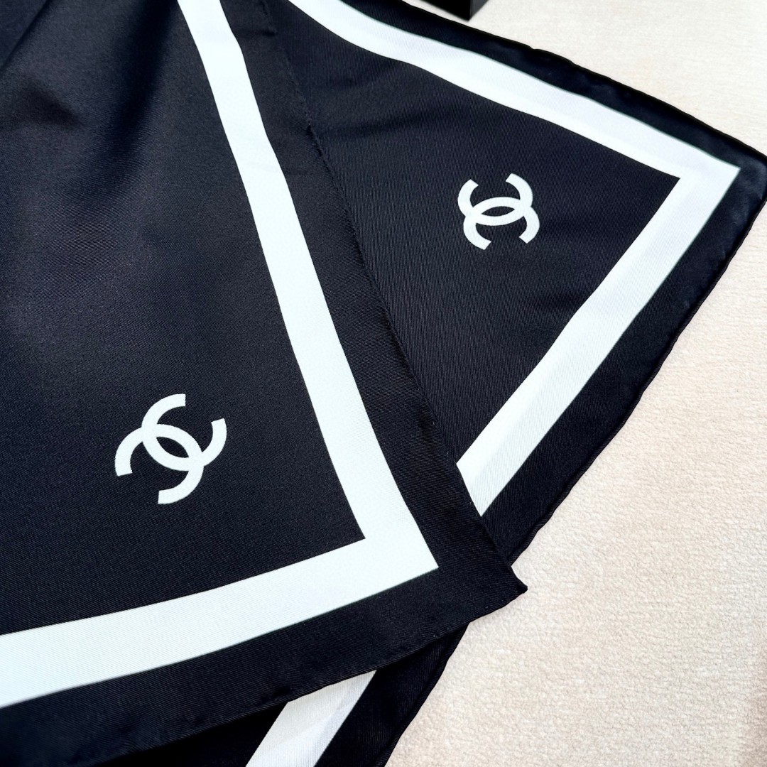 Chanel A貨絲巾 黑白經典Logo方巾 百搭氣質披肩 通勤穿搭必備| 8 Chanel A貨絲巾 黑白經典Logo方巾 百搭氣質披肩 通勤穿搭必備