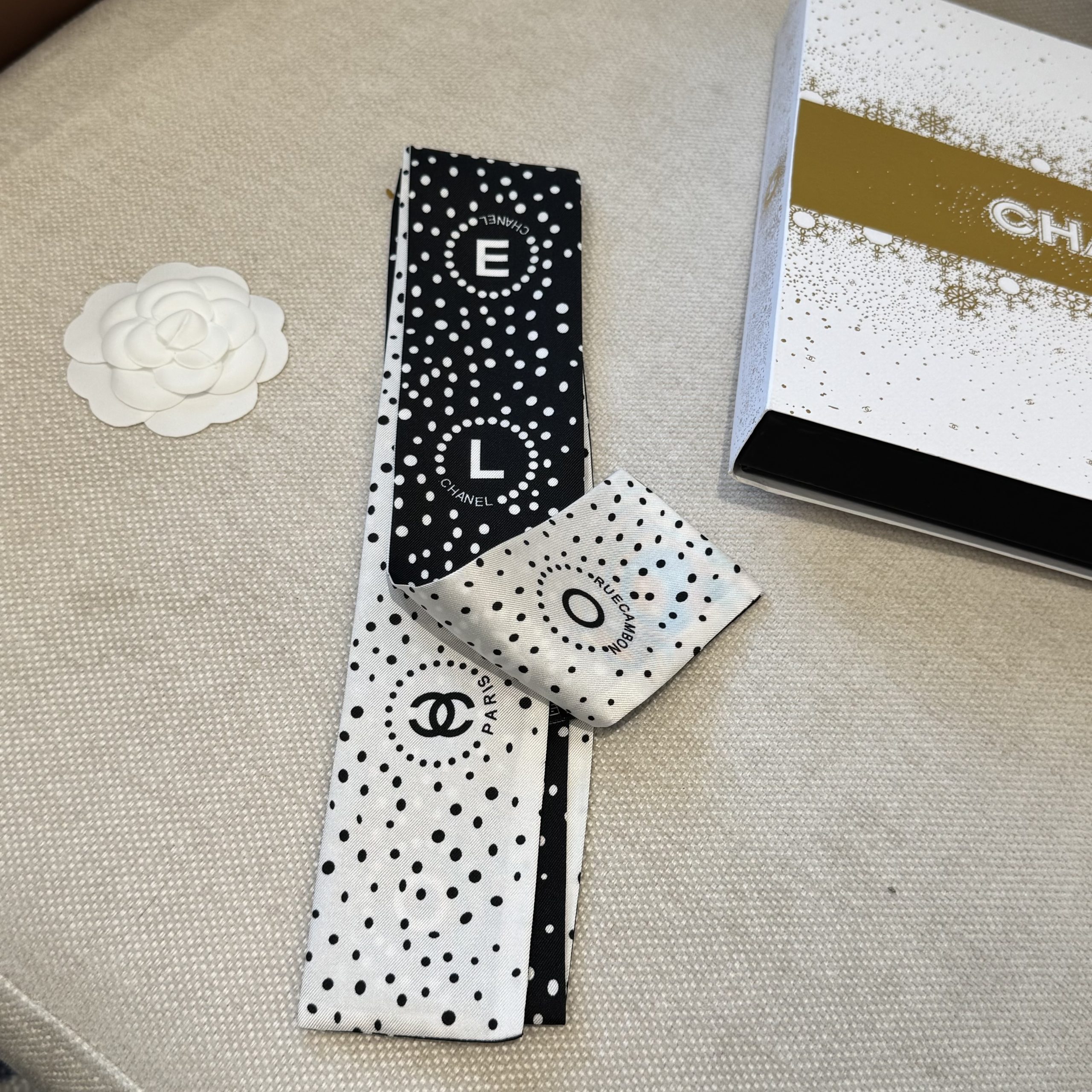 Chanel 一比一雙面絲巾 點點設計細版領巾 百搭造型配件| 14 Chanel 一比一雙面絲巾 點點設計細版領巾 百搭造型配件