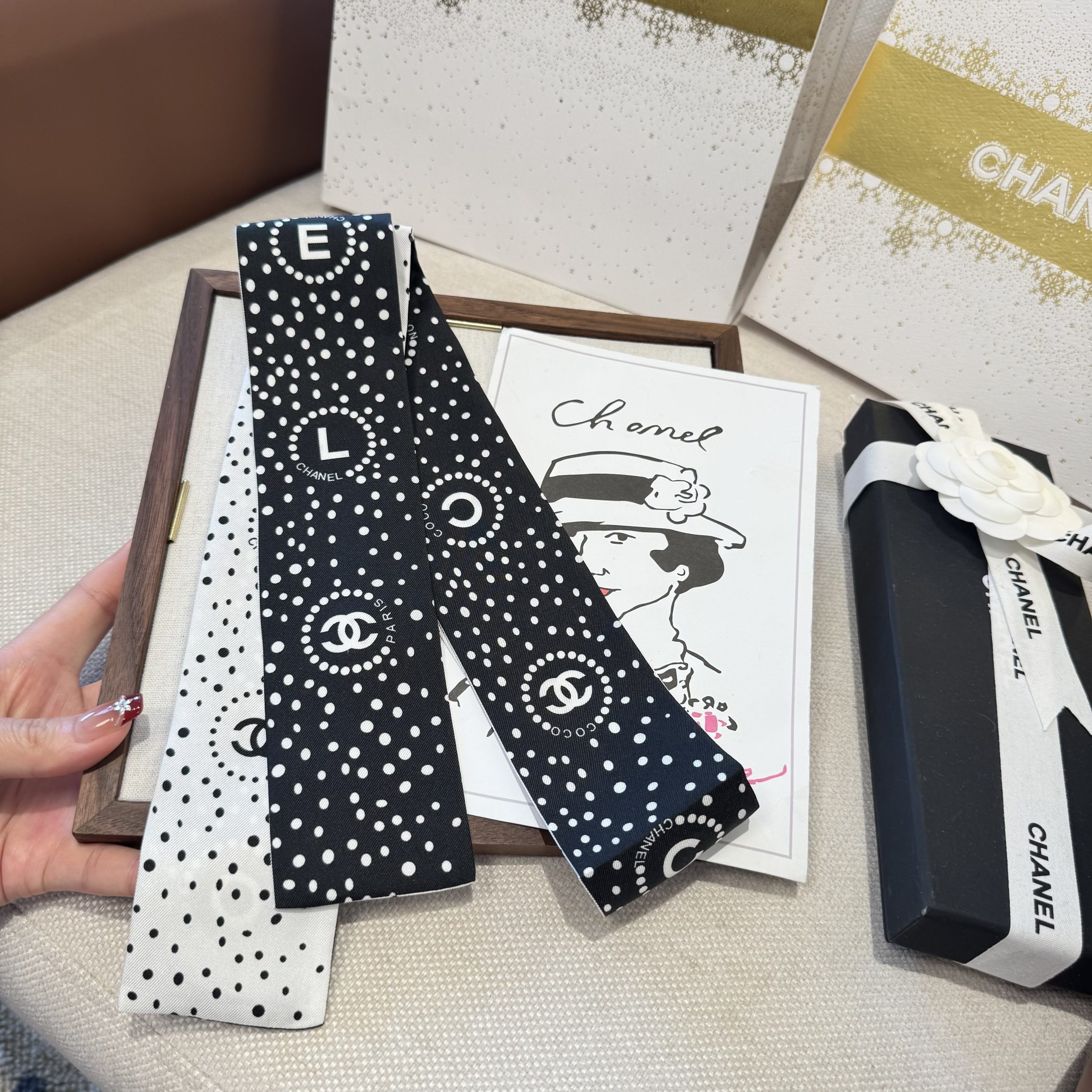 Chanel 一比一雙面絲巾 點點設計細版領巾 百搭造型配件| 13 Chanel 一比一雙面絲巾 點點設計細版領巾 百搭造型配件