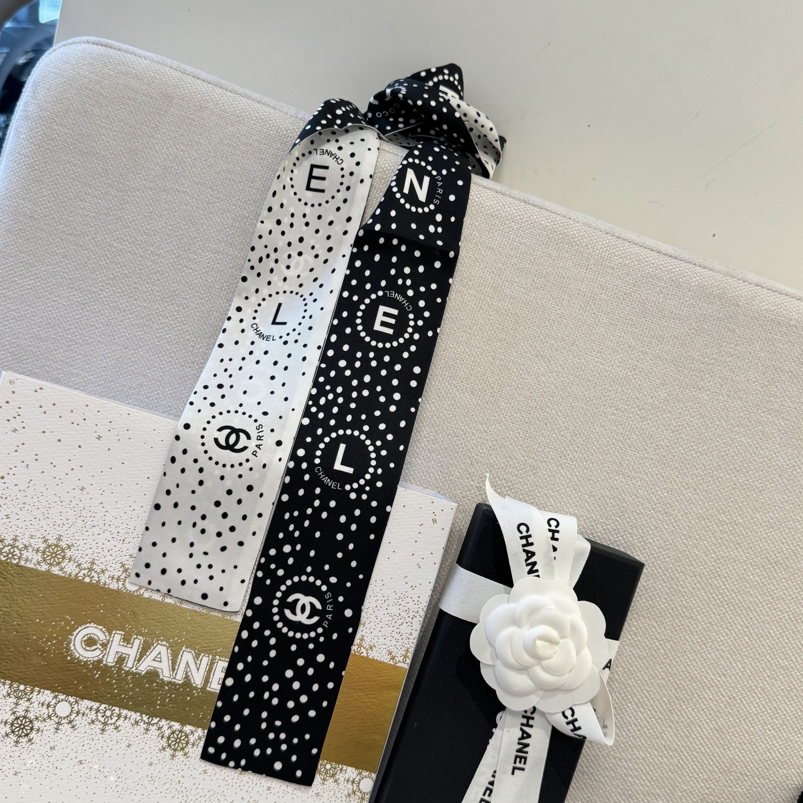 Chanel 一比一雙面絲巾 點點設計細版領巾 百搭造型配件| 10 Chanel 一比一雙面絲巾 點點設計細版領巾 百搭造型配件