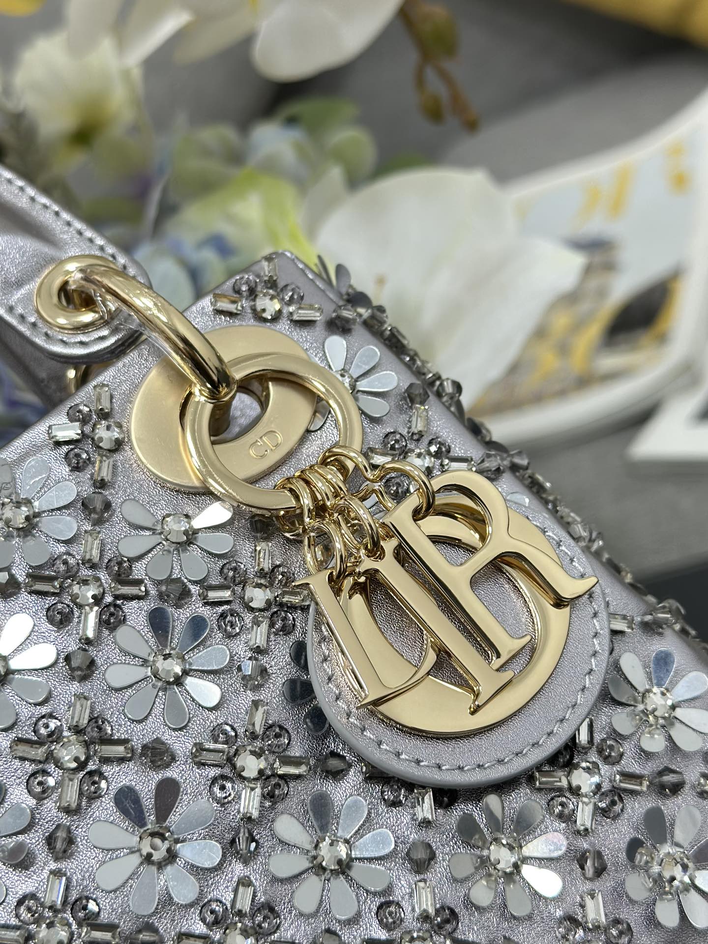 Dior 高仿 女款 Lady 花卉鏤空水鑽手提包 奢華宴會款| 10 Dior 高仿 女款 Lady 花卉鏤空水鑽手提包 奢華宴會款