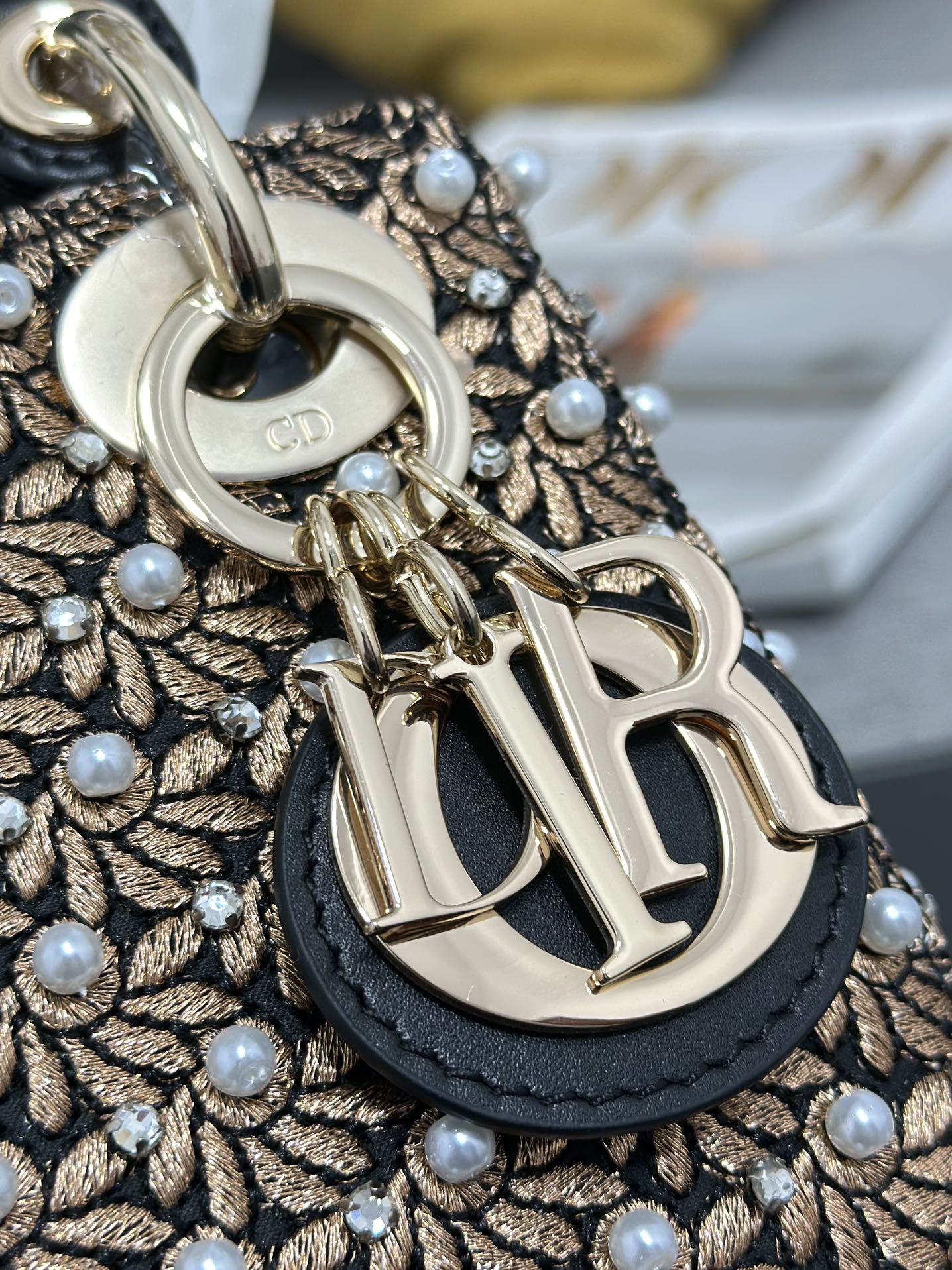Dior 原單 女款 Lady 珍珠花卉刺繡手提包 輕奢時尚款| 10 Dior 原單 女款 Lady 珍珠花卉刺繡手提包 輕奢時尚款