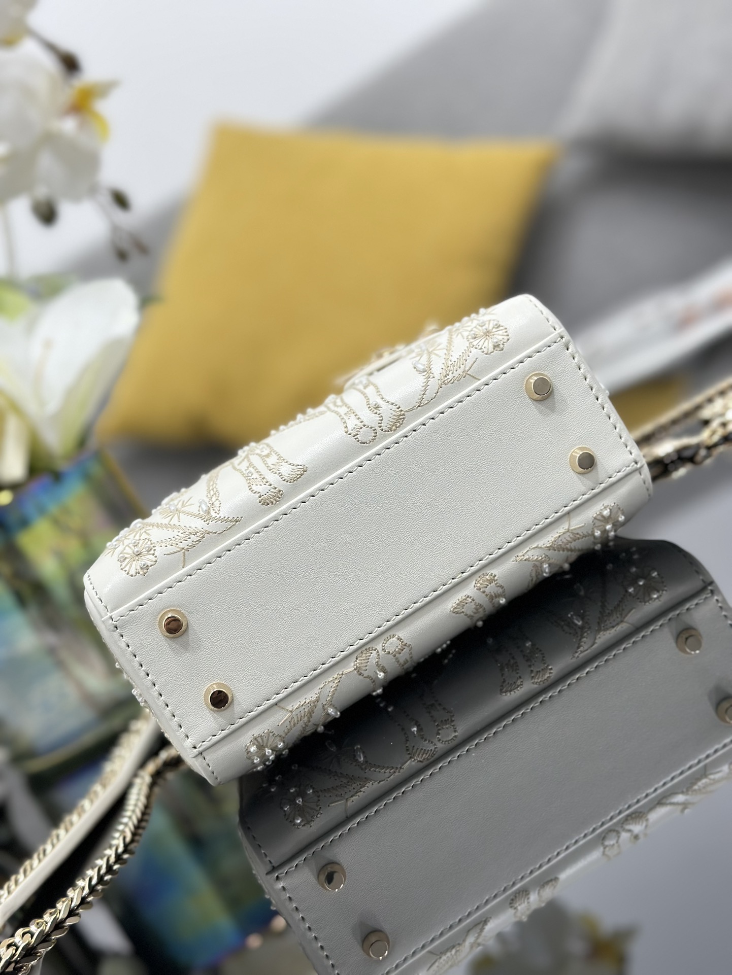 Dior 原單 女款 Lady 白色刺繡天鵝手提包 優雅氣質款| 12 Dior 原單 女款 Lady 白色刺繡天鵝手提包 優雅氣質款