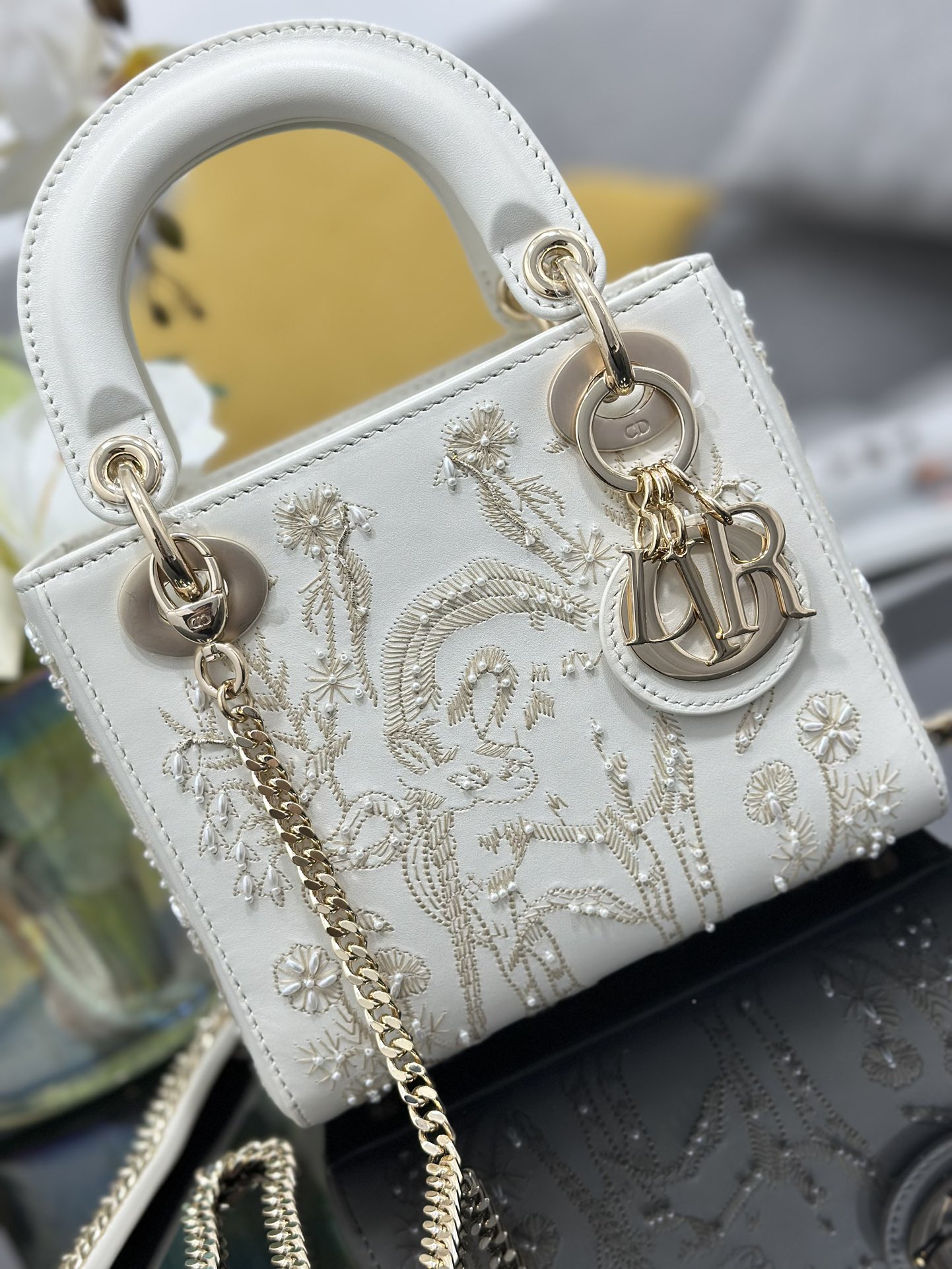 Dior 原單 女款 Lady 白色刺繡天鵝手提包 優雅氣質款| 11 Dior 原單 女款 Lady 白色刺繡天鵝手提包 優雅氣質款