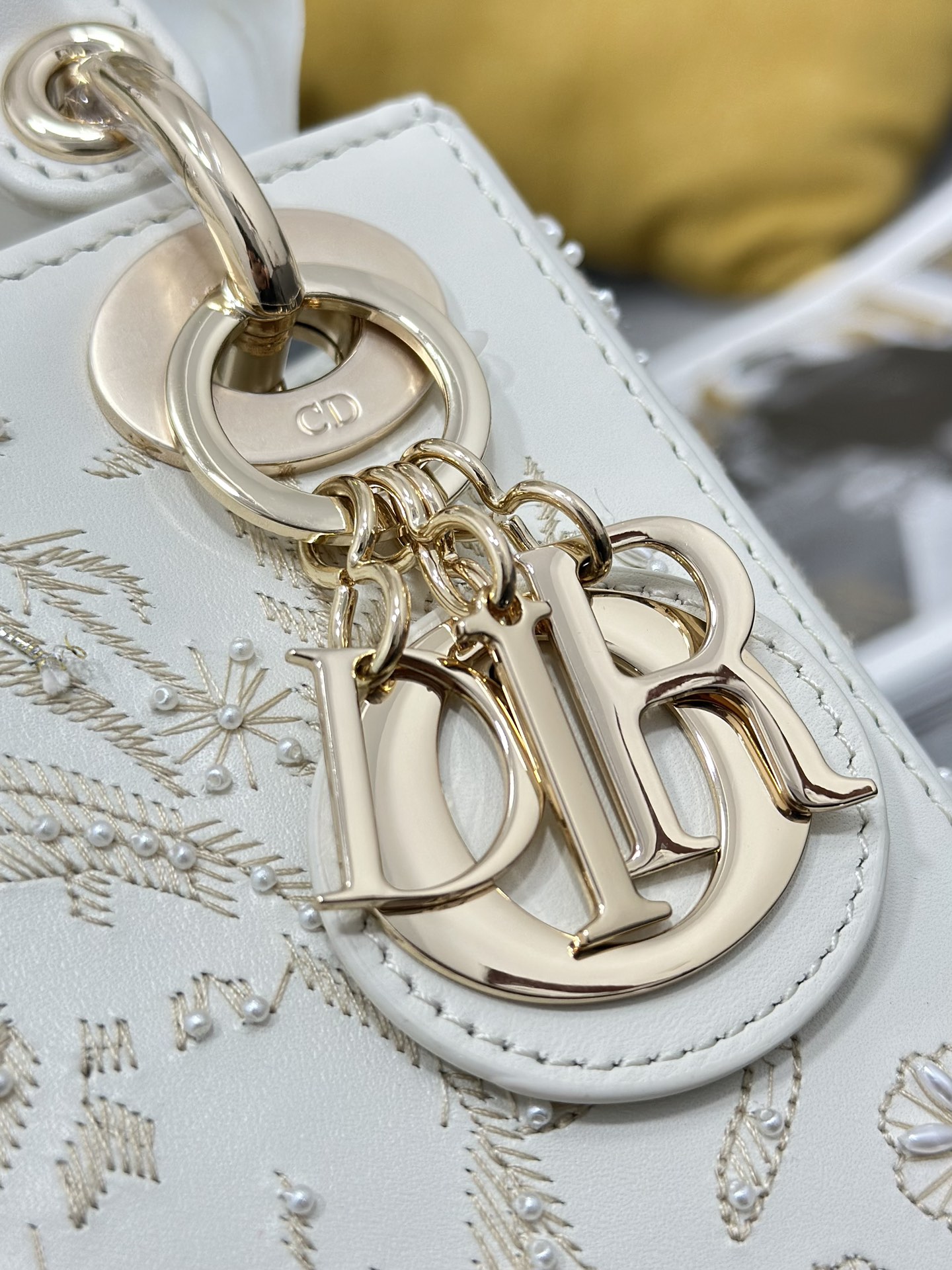 Dior 原單 女款 Lady 白色刺繡天鵝手提包 優雅氣質款| 10 Dior 原單 女款 Lady 白色刺繡天鵝手提包 優雅氣質款