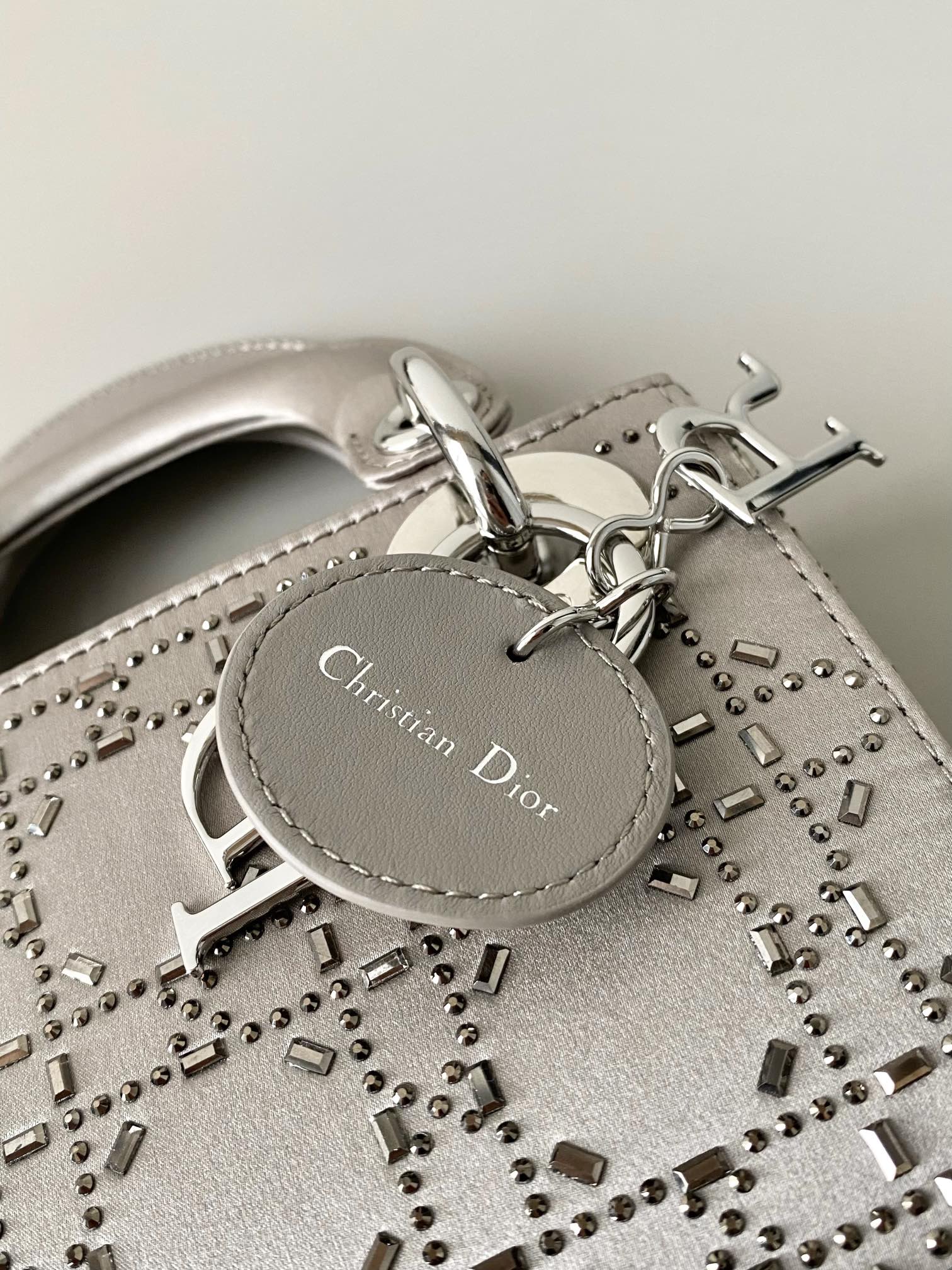 Dior 高仿 女款 Lady 灰色字母格紋手提包 氣質百搭款| 9 Dior 高仿 女款 Lady 灰色字母格紋手提包 氣質百搭款