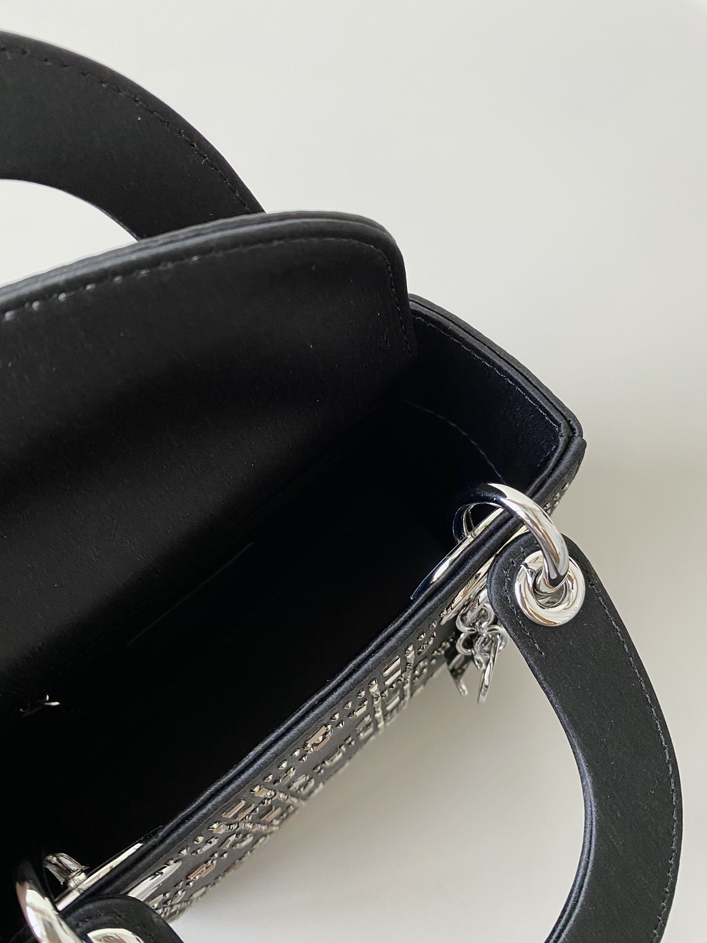 Dior 一比一 女款 Lady 黑色字母格紋手提包 高級百搭款| 8 Dior 一比一 女款 Lady 黑色字母格紋手提包 高級百搭款