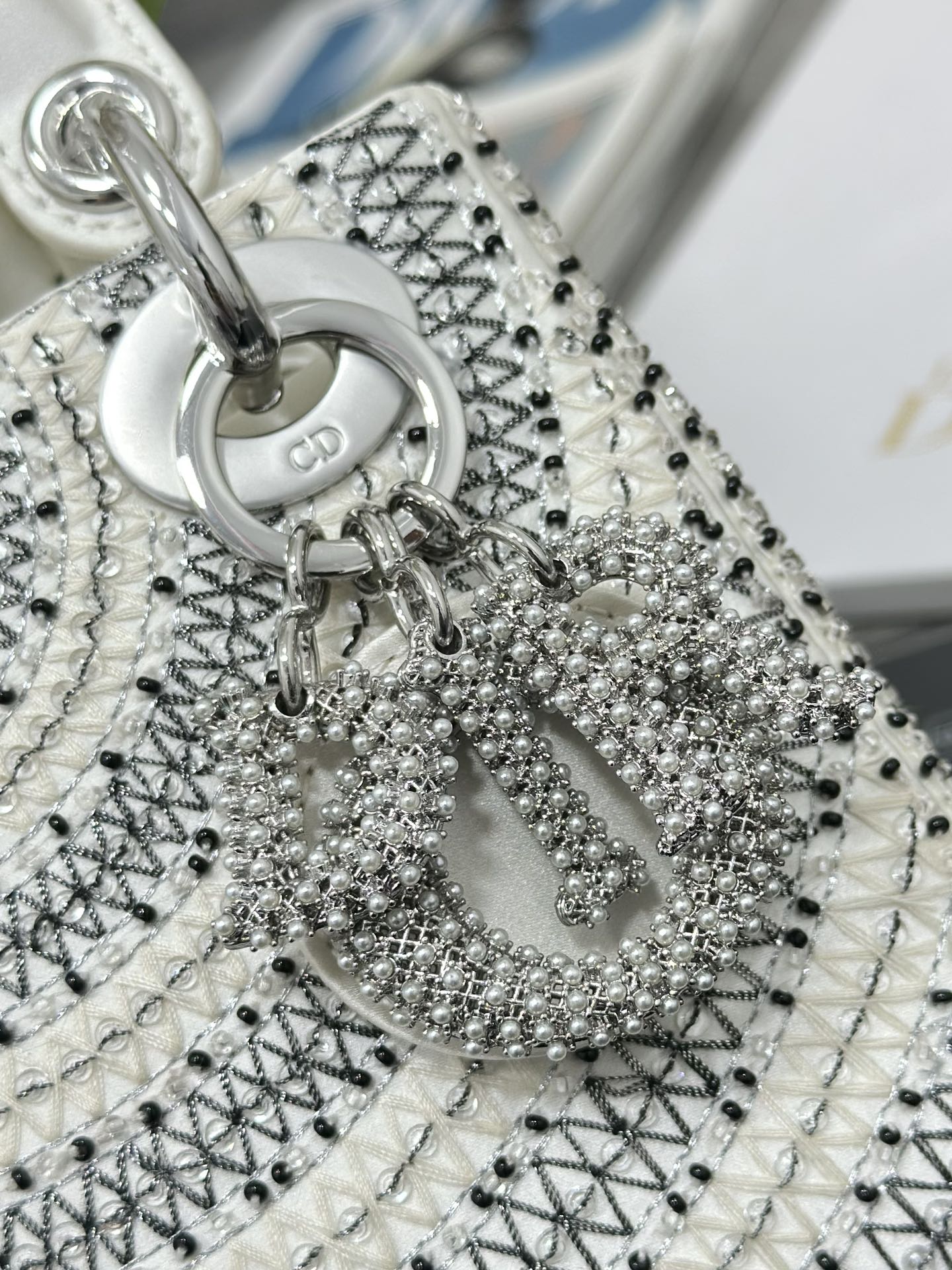 Dior 復刻 女款 Lady 白色弧形刺繡手提包 高級氣質款| 10 Dior 復刻 女款 Lady 白色弧形刺繡手提包 高級氣質款
