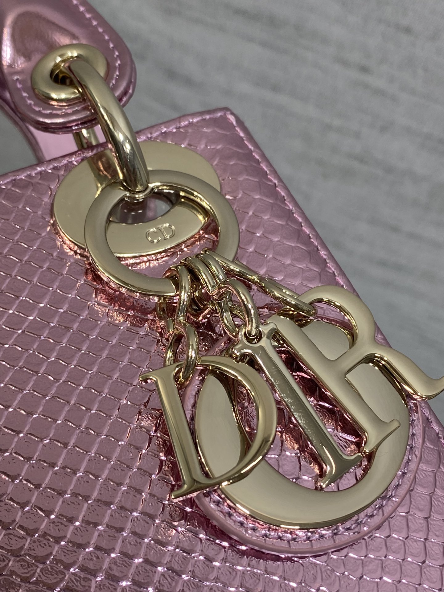Dior A貨 女款 Lady 粉色亮面手提包 時尚甜美款| 13 Dior A貨 女款 Lady 粉色亮面手提包 時尚甜美款