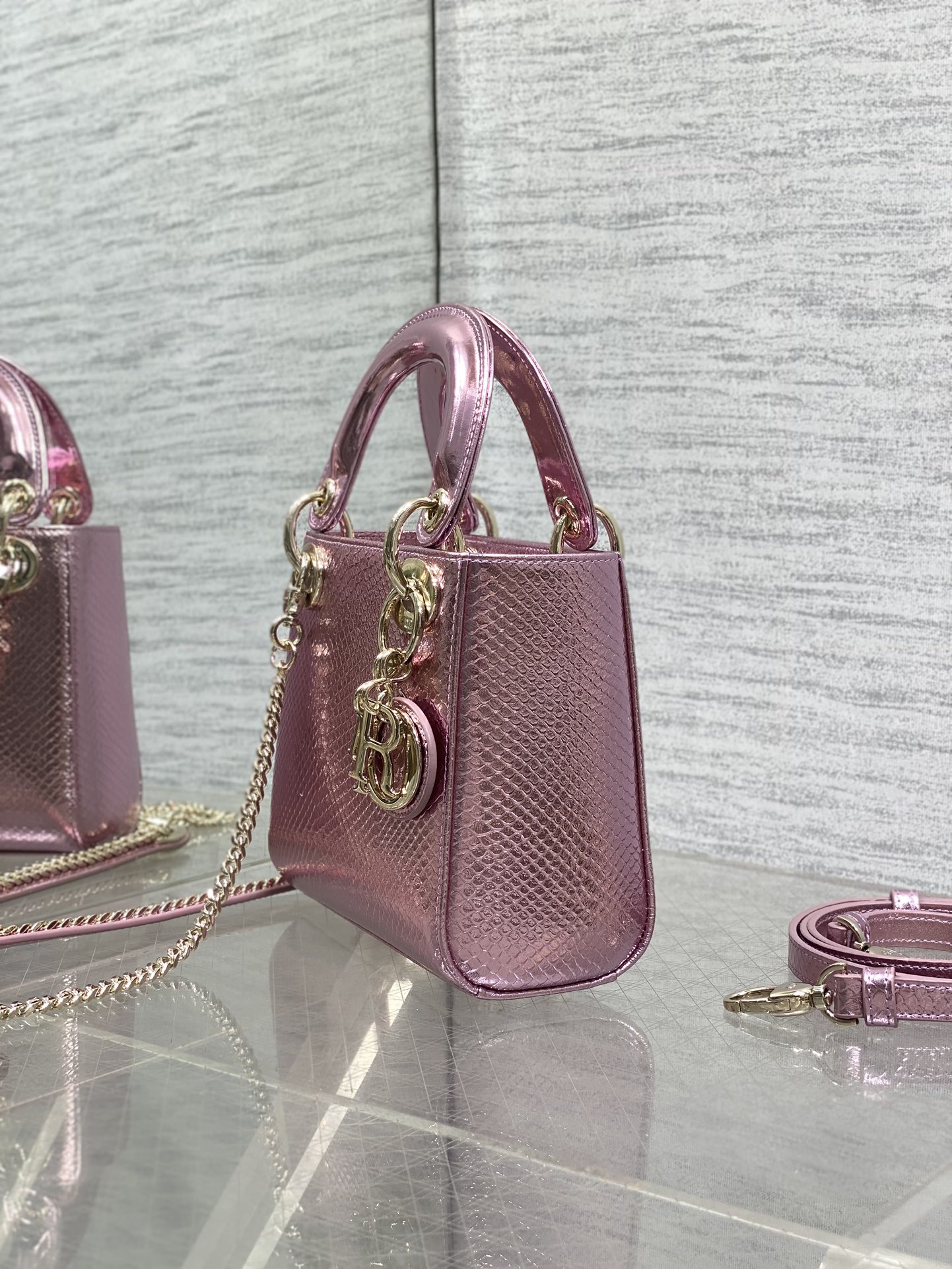 Dior A貨 女款 Lady 粉色亮面手提包 時尚甜美款| 10 Dior A貨 女款 Lady 粉色亮面手提包 時尚甜美款
