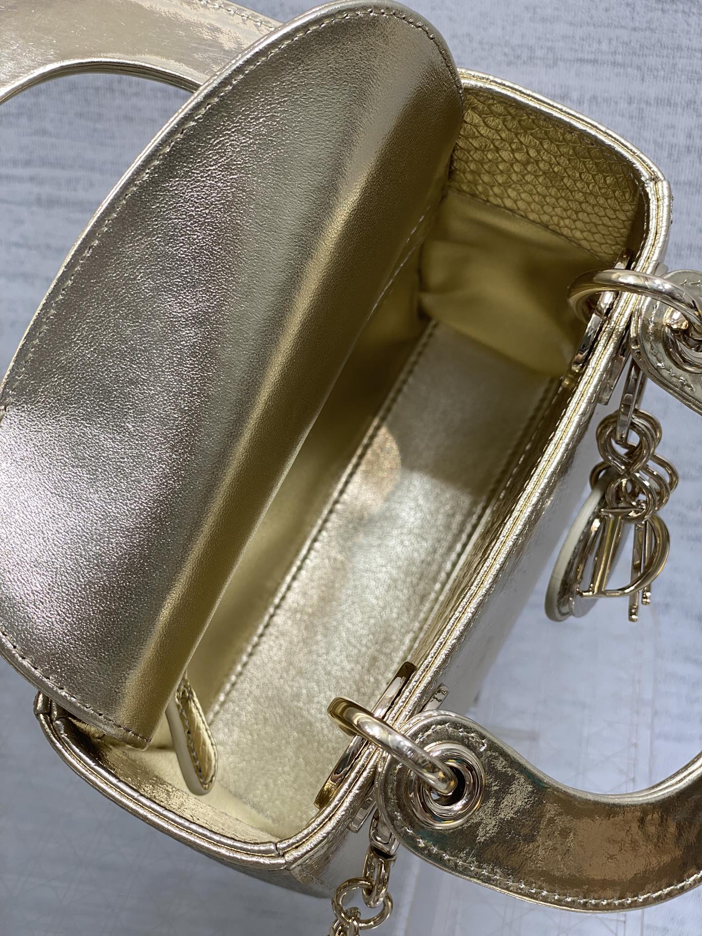 Dior 高仿 女款 Lady 金色亮面壓紋手提包 高端時尚款| 8 Dior 高仿 女款 Lady 金色亮面壓紋手提包 高端時尚款