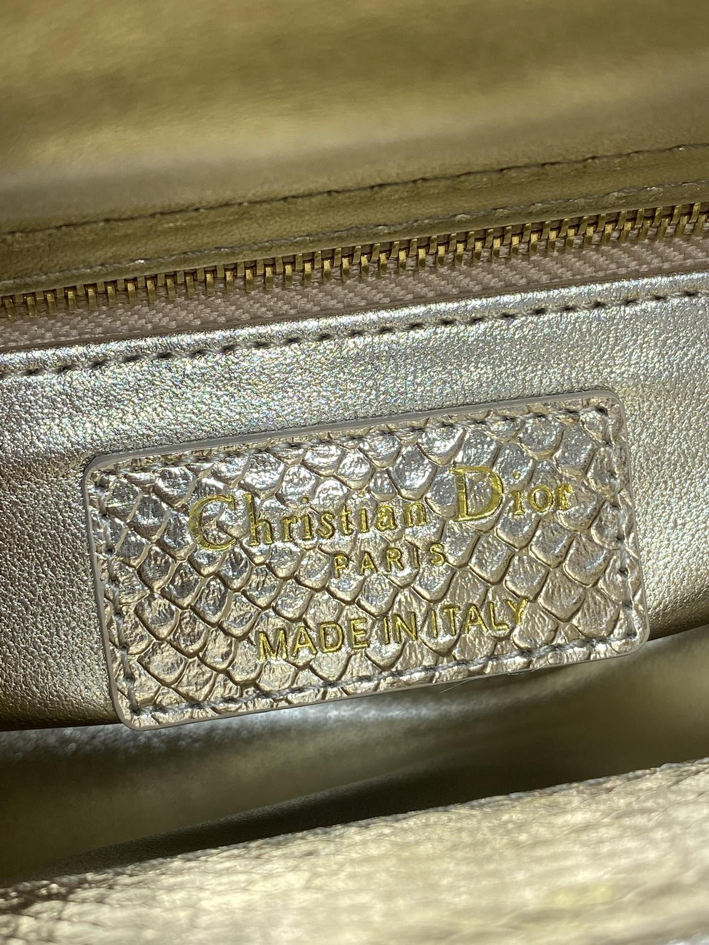 Dior 高仿 女款 Lady 金色亮面壓紋手提包 高端時尚款| 7 Dior 高仿 女款 Lady 金色亮面壓紋手提包 高端時尚款