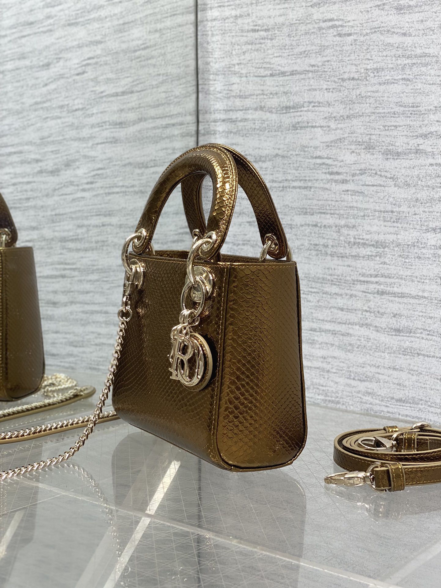 Dior 一比一 女款 Lady 咖啡金亮面手提包 氣質百搭款| 10 Dior 一比一 女款 Lady 咖啡金亮面手提包 氣質百搭款