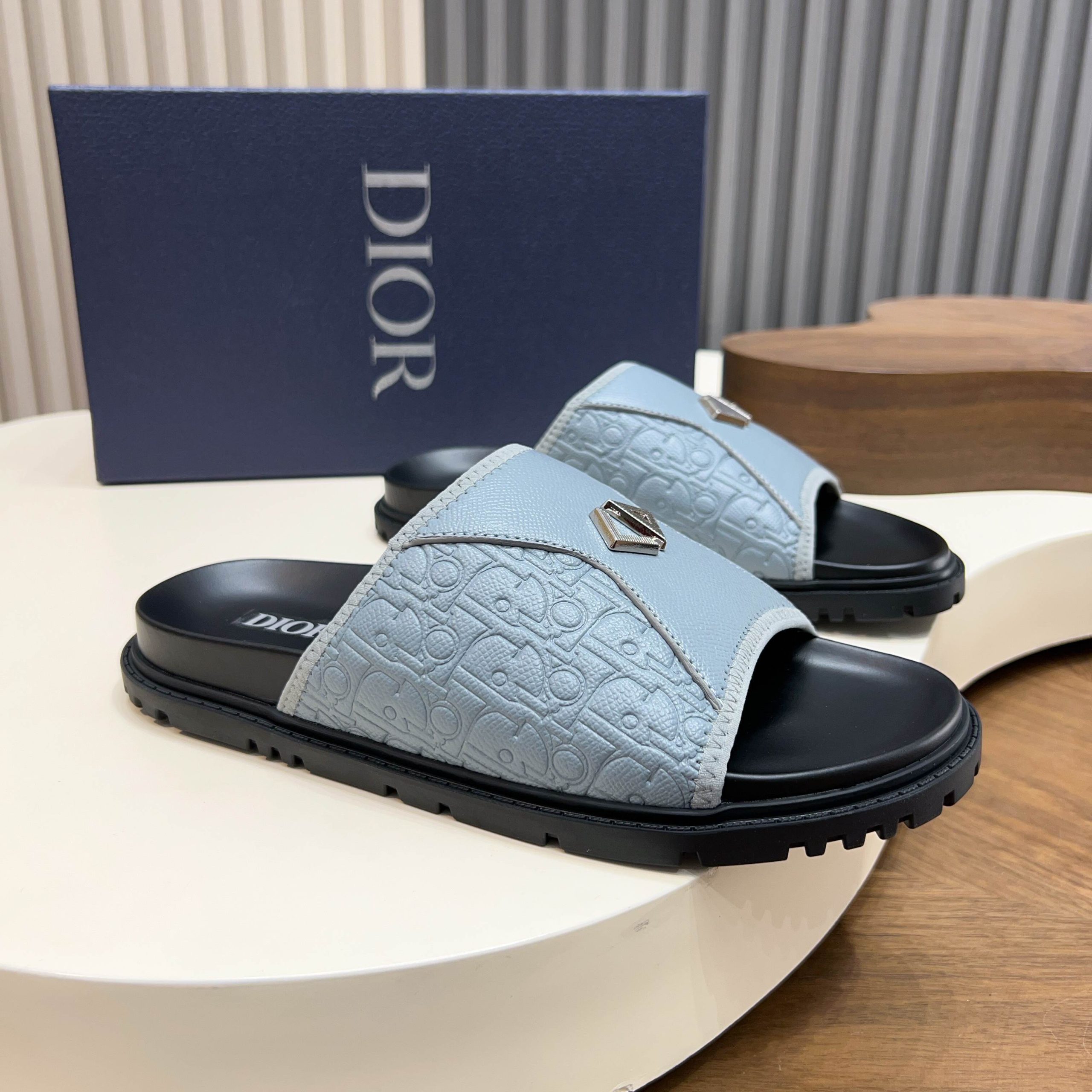 Dior高仿男士涼拖CD金屬標誌設計灰色款時尚百搭奢侈品風格| 9 Dior高仿男士涼拖CD金屬標誌設計灰色款時尚百搭奢侈品風格