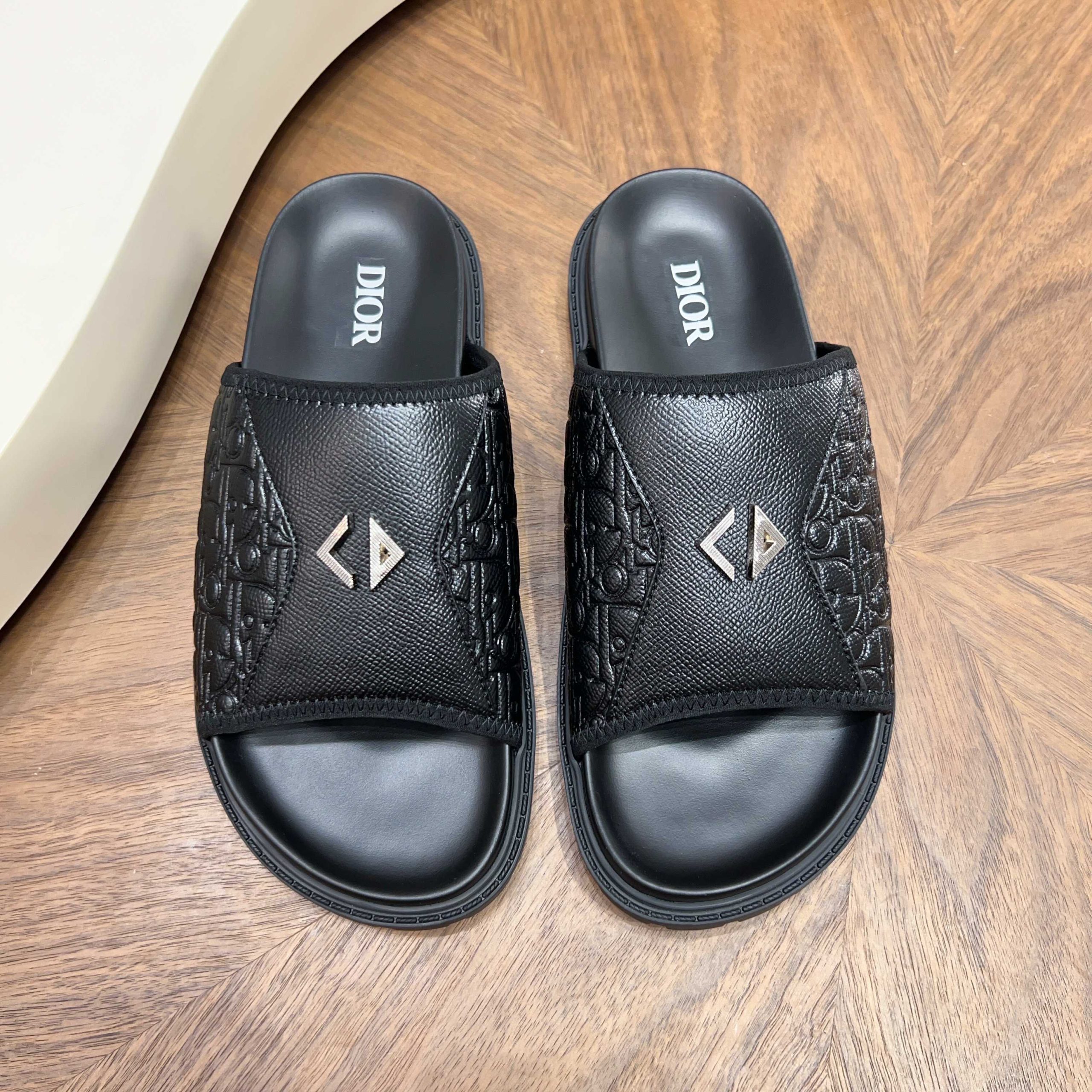 Dior高仿男士涼拖黑色CD壓紋設計經典百搭潮流休閒款
