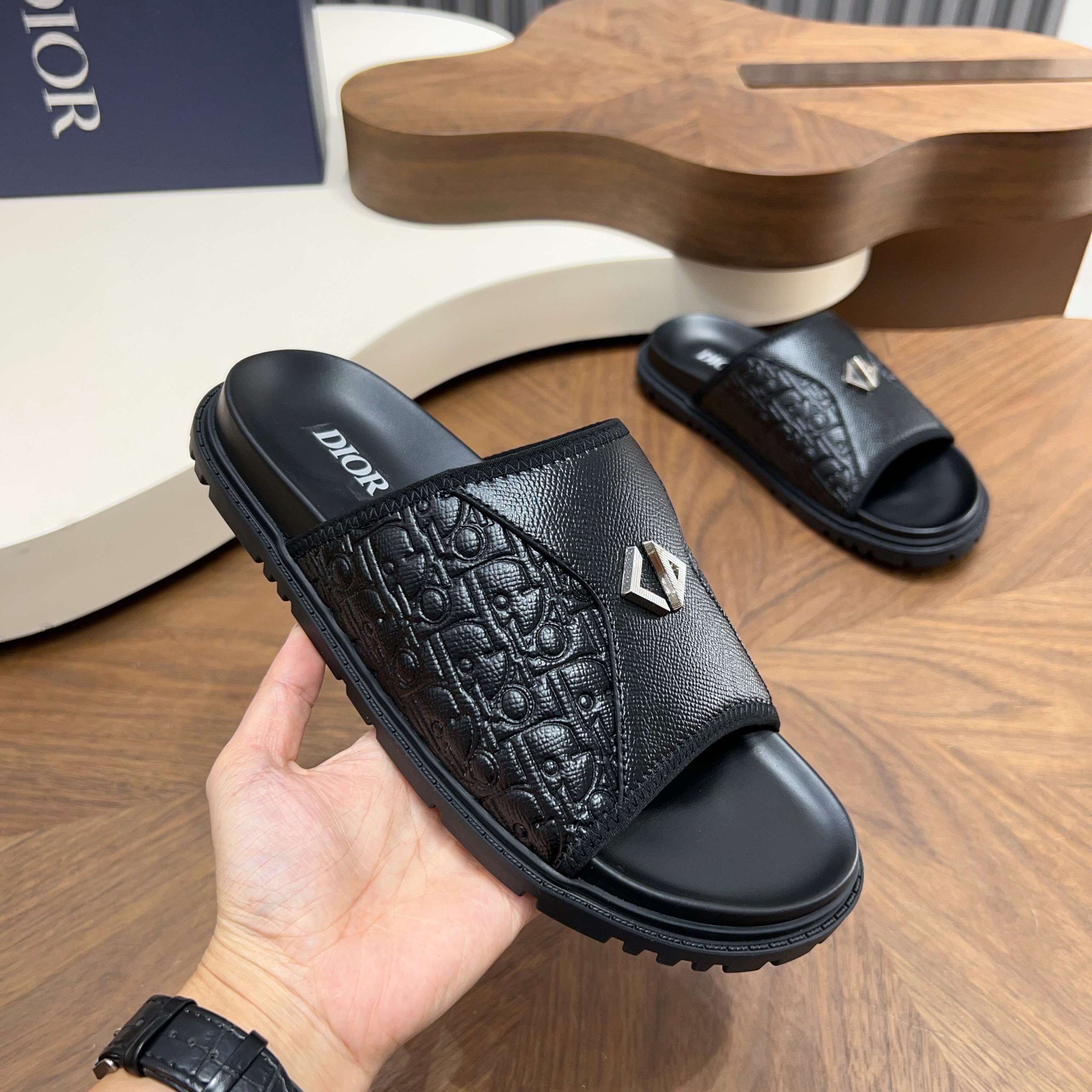 Dior高仿男士涼拖黑色CD壓紋設計經典百搭潮流休閒款| 14 Dior高仿男士涼拖黑色CD壓紋設計經典百搭潮流休閒款