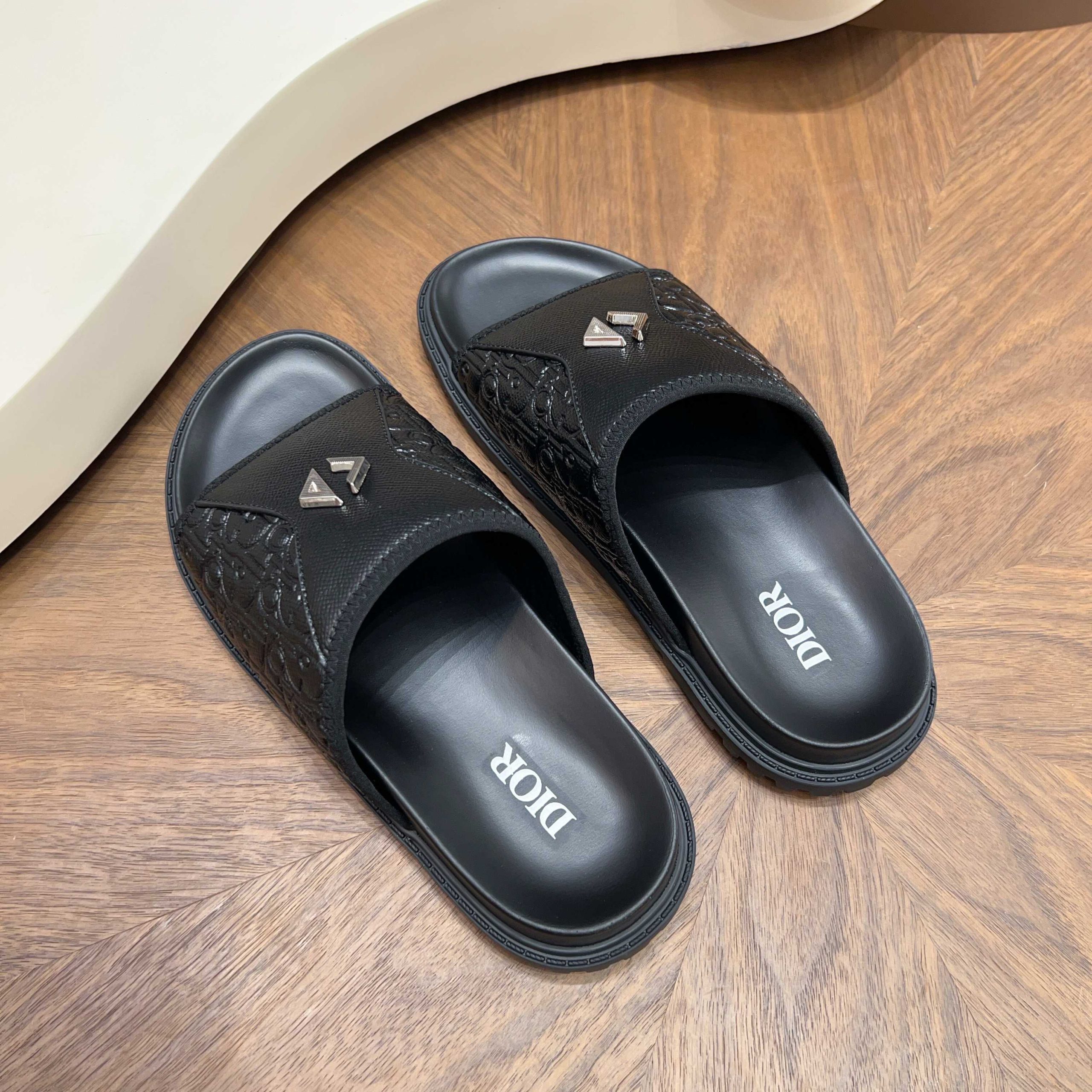 Dior高仿男士涼拖黑色CD壓紋設計經典百搭潮流休閒款| 9 Dior高仿男士涼拖黑色CD壓紋設計經典百搭潮流休閒款
