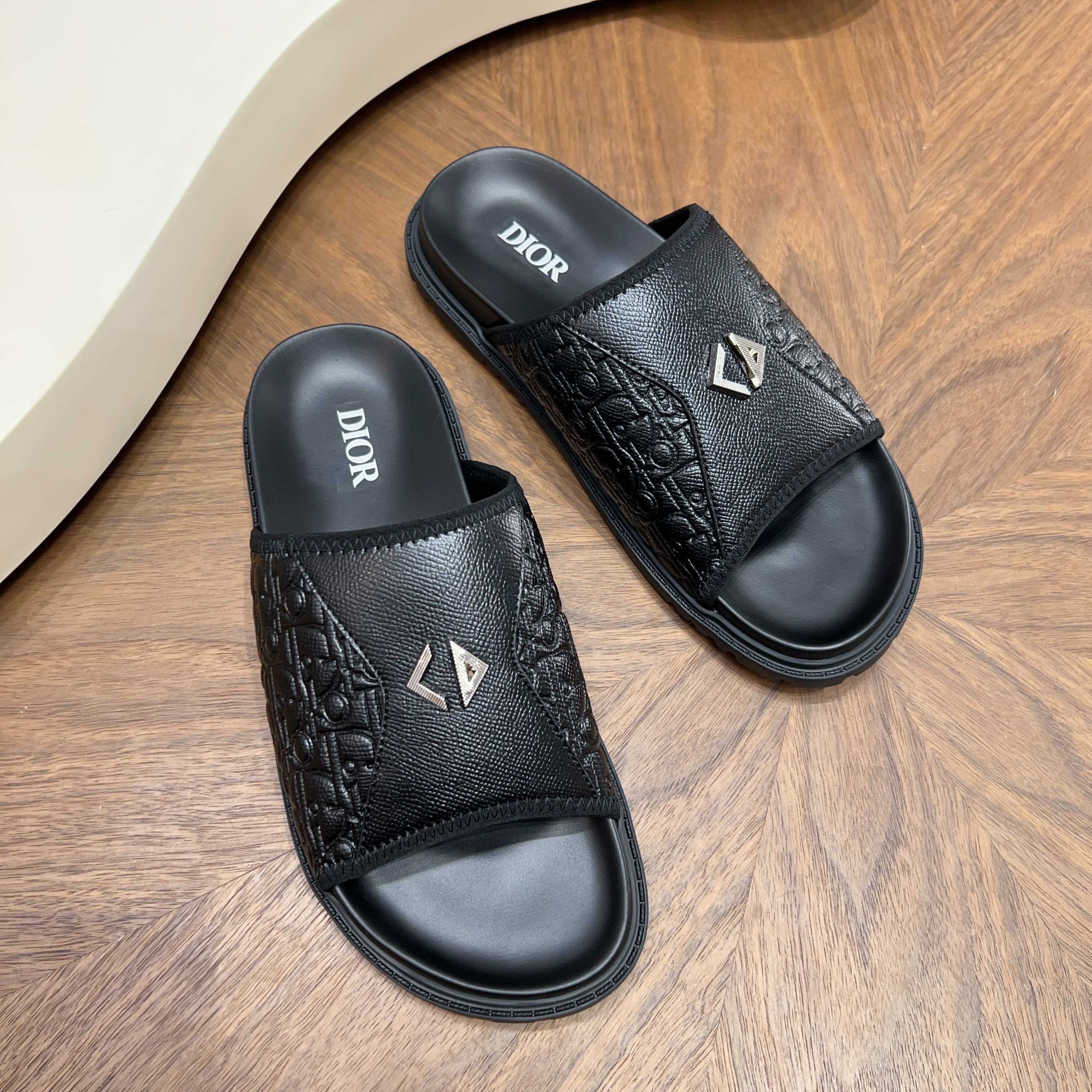 Dior高仿男士涼拖黑色CD壓紋設計經典百搭潮流休閒款| 8 Dior高仿男士涼拖黑色CD壓紋設計經典百搭潮流休閒款