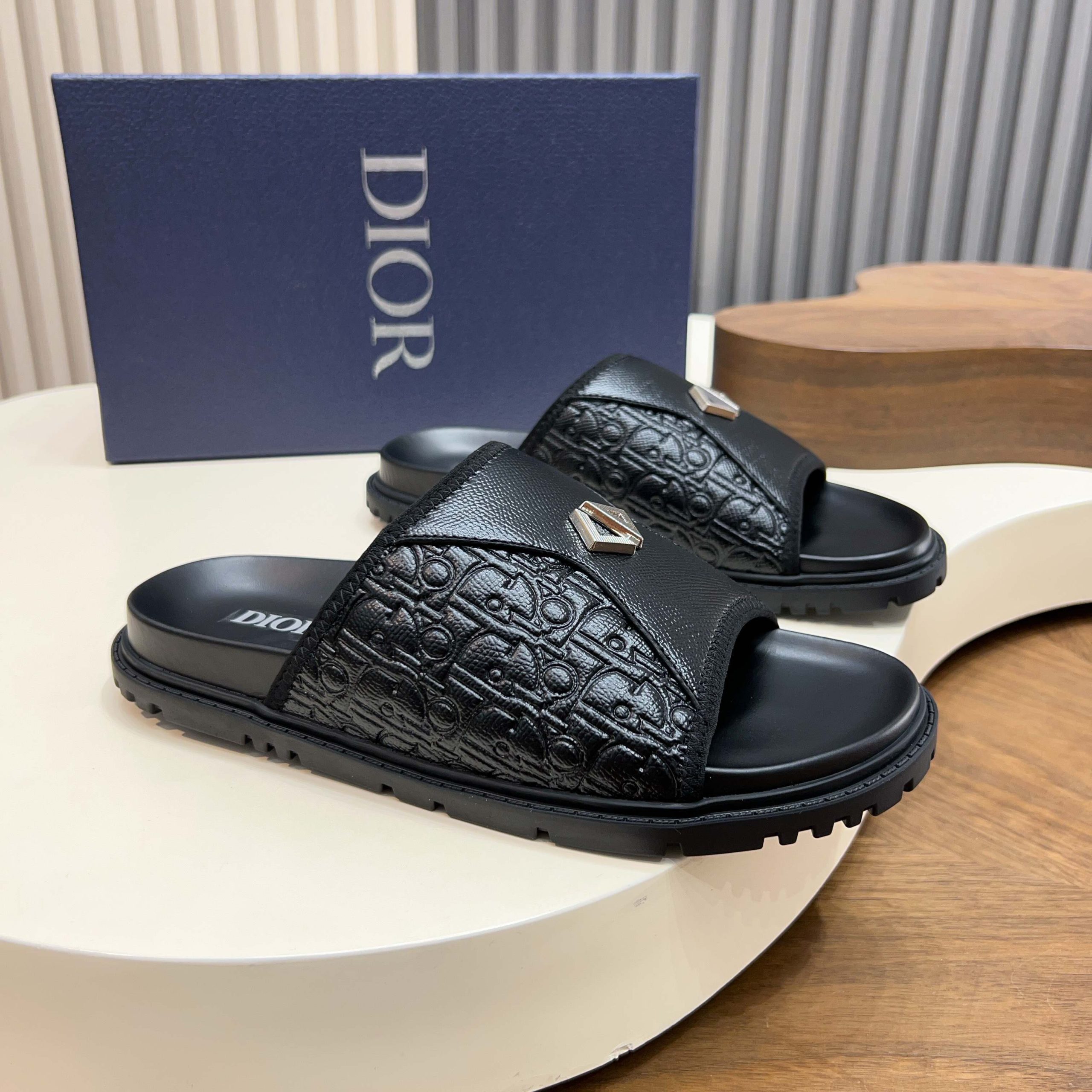 Dior高仿男士涼拖黑色CD壓紋設計經典百搭潮流休閒款| 7 Dior高仿男士涼拖黑色CD壓紋設計經典百搭潮流休閒款