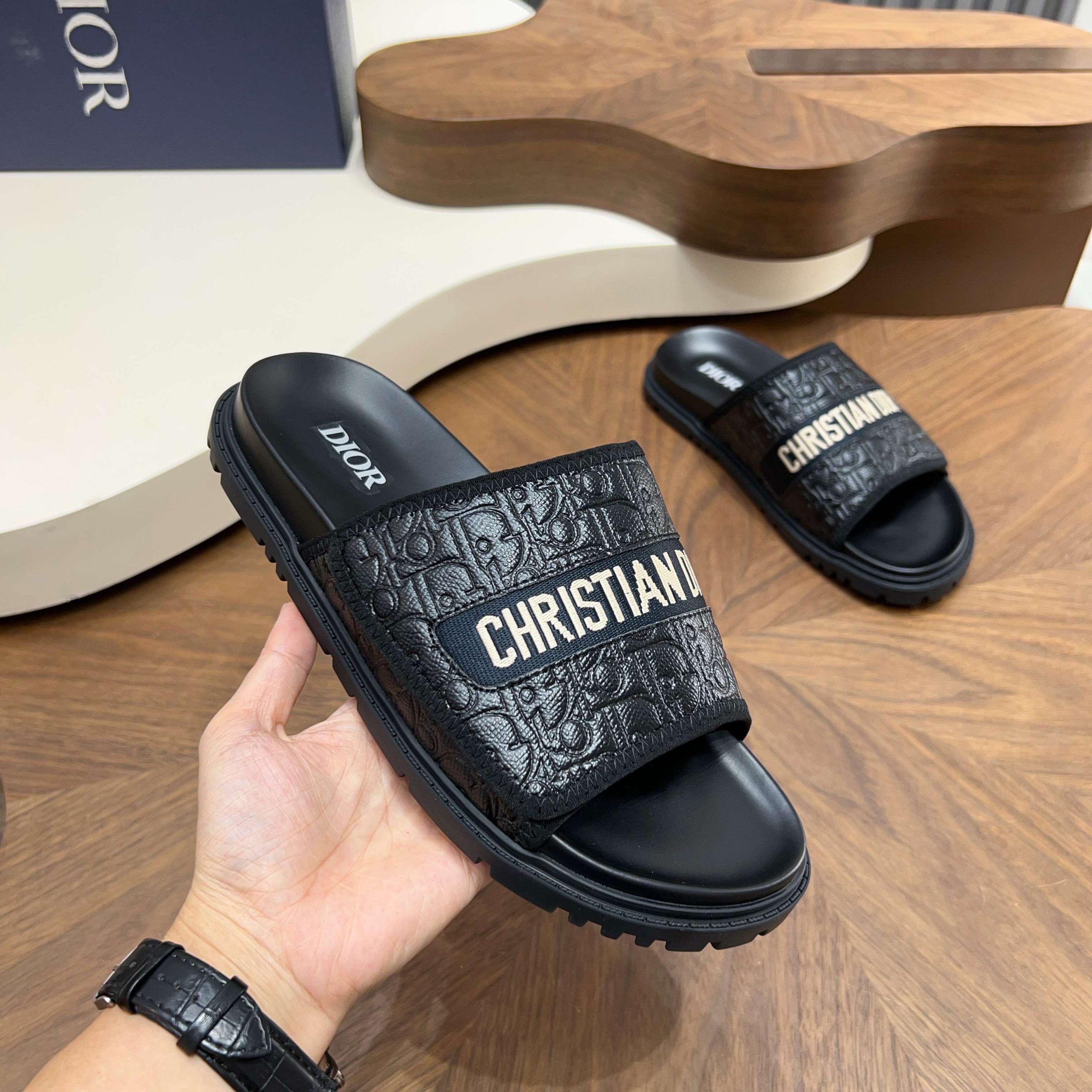Dior高仿男士涼拖黑色滿版壓紋Logo設計時尚百搭休閒款| 14 Dior高仿男士涼拖黑色滿版壓紋Logo設計時尚百搭休閒款