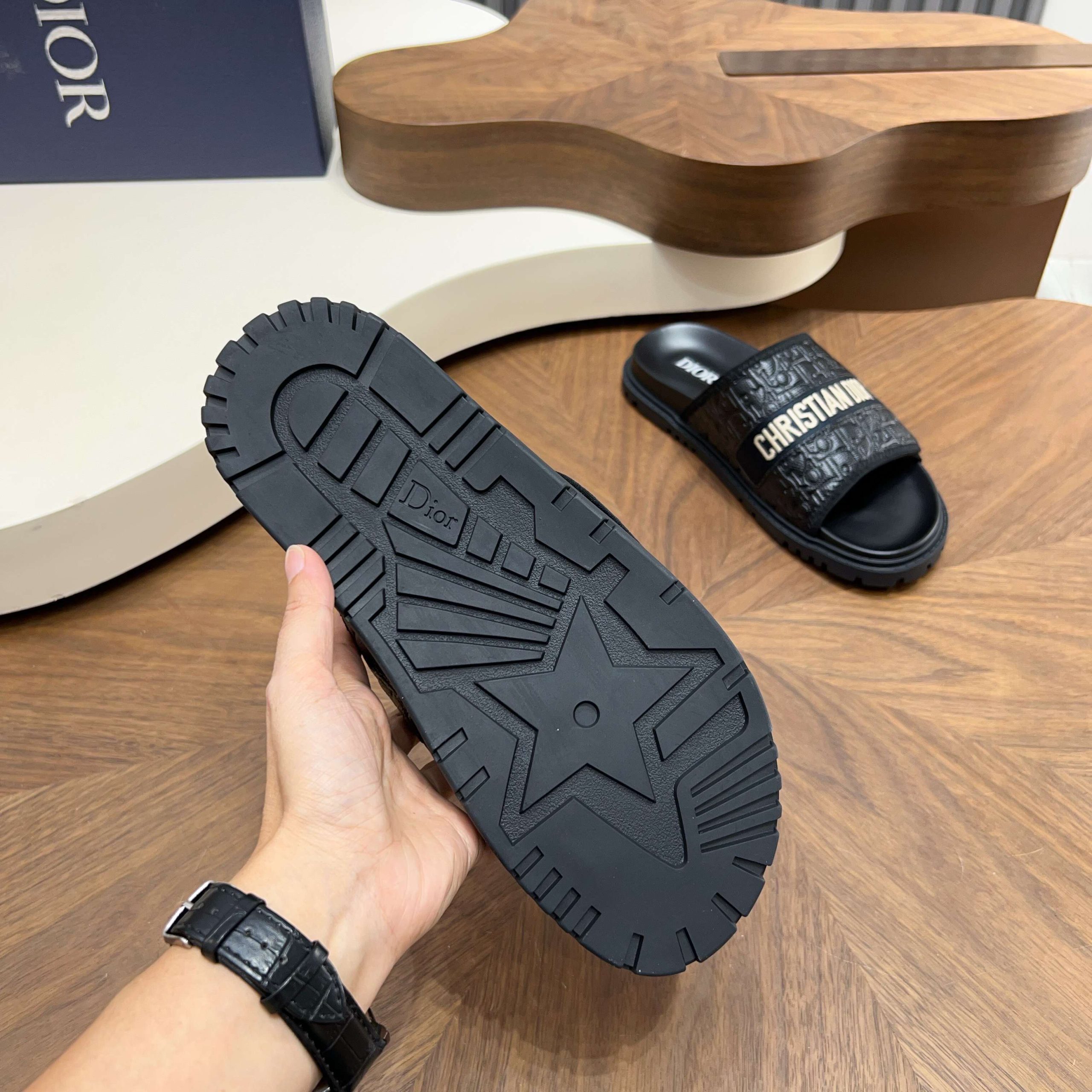 Dior高仿男士涼拖黑色滿版壓紋Logo設計時尚百搭休閒款| 13 Dior高仿男士涼拖黑色滿版壓紋Logo設計時尚百搭休閒款