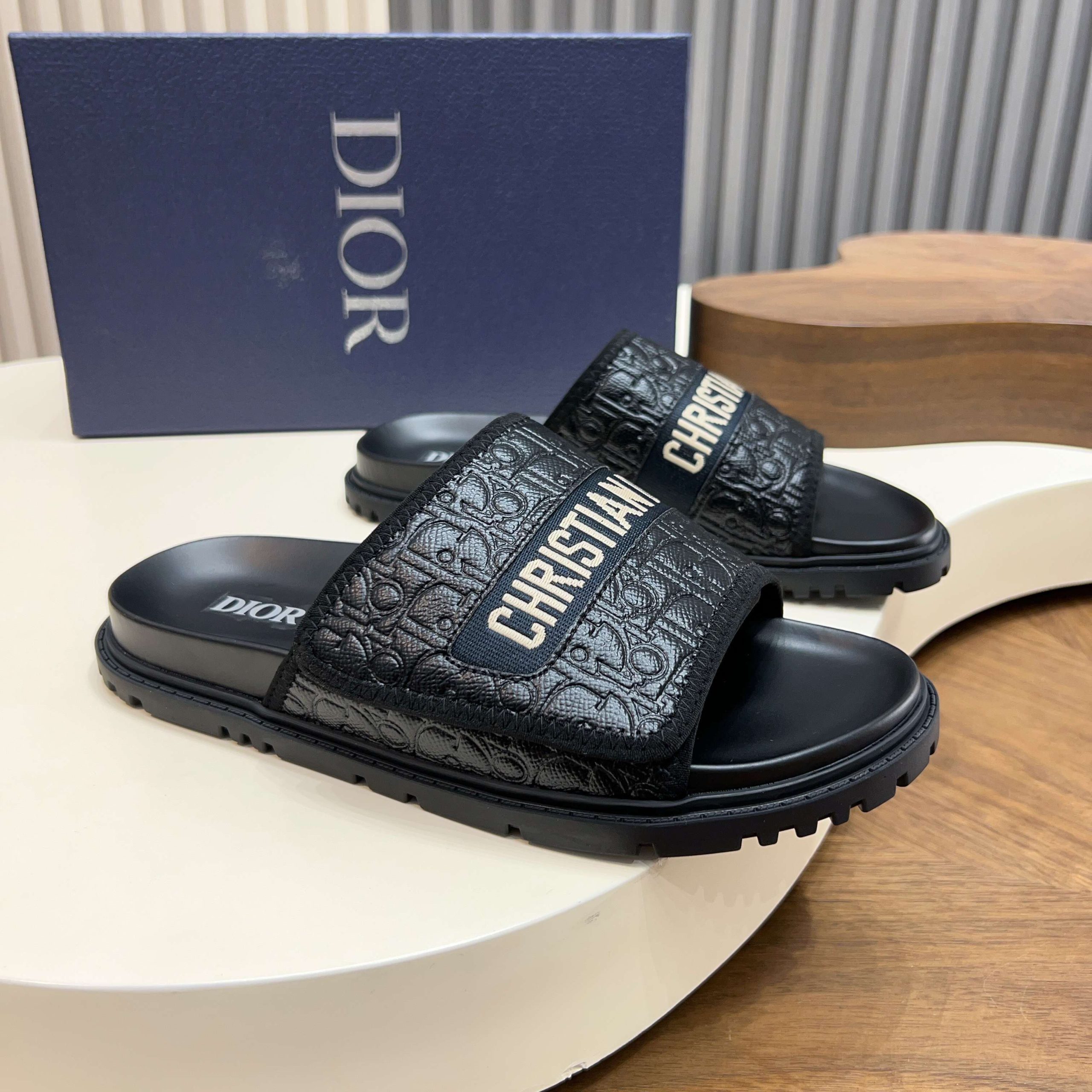 Dior高仿男士涼拖黑色滿版壓紋Logo設計時尚百搭休閒款| 7 Dior高仿男士涼拖黑色滿版壓紋Logo設計時尚百搭休閒款