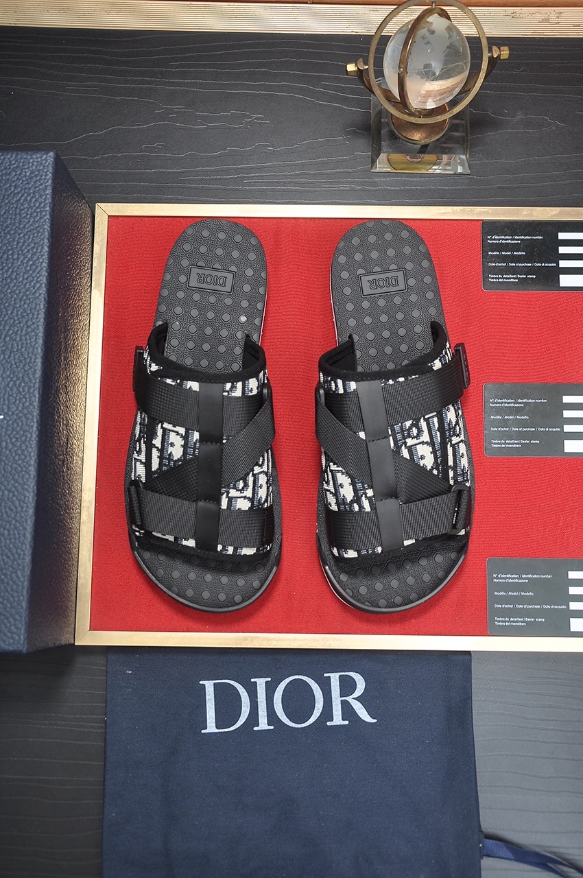 Dior一比一涼拖採用高品質材質製作，呈現接近專櫃質感，兼具外觀與功能性的設計，符合現代人生活節奏。是台灣高仿精品首選中熱門鞋款之一。