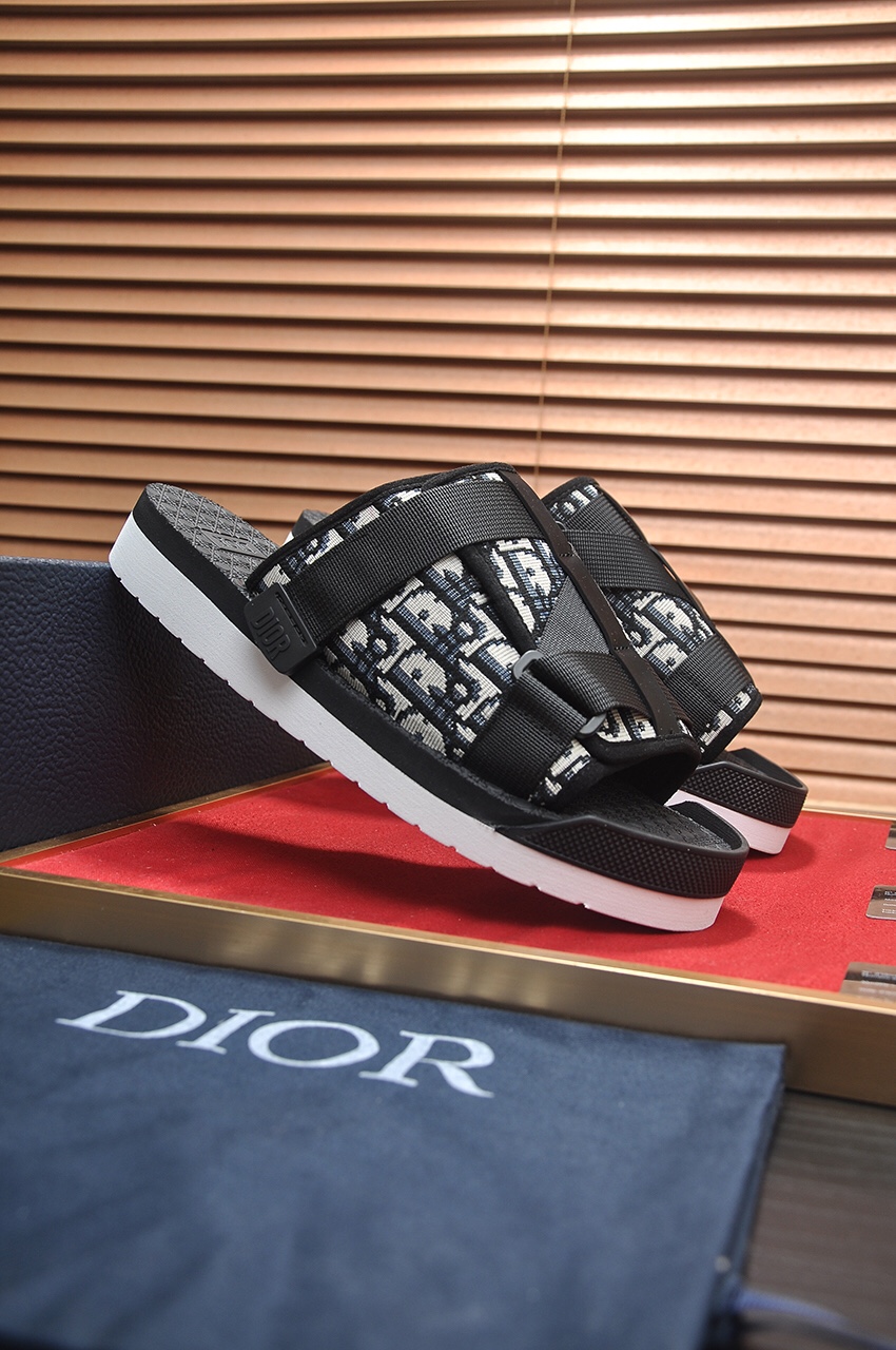 Dior一比一涼拖採用高品質材質製作,呈現接近專櫃質感,兼具外觀與功能性的設計,符合現代人生活節奏。是台灣高仿精品首選中熱門鞋款之一。| 14 Dior一比一涼拖採用高品質材質製作,呈現接近專櫃質感,兼具外觀與功能性的設計,符合現代人生活節奏。是台灣高仿精品首選中熱門鞋款之一。