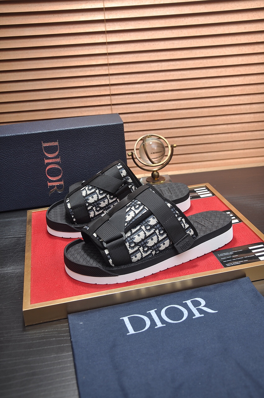 Dior一比一涼拖採用高品質材質製作,呈現接近專櫃質感,兼具外觀與功能性的設計,符合現代人生活節奏。是台灣高仿精品首選中熱門鞋款之一。| 13 Dior一比一涼拖採用高品質材質製作,呈現接近專櫃質感,兼具外觀與功能性的設計,符合現代人生活節奏。是台灣高仿精品首選中熱門鞋款之一。