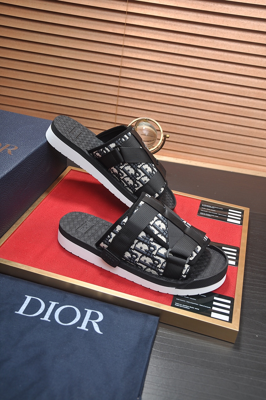 Dior一比一涼拖採用高品質材質製作,呈現接近專櫃質感,兼具外觀與功能性的設計,符合現代人生活節奏。是台灣高仿精品首選中熱門鞋款之一。| 10 Dior一比一涼拖採用高品質材質製作,呈現接近專櫃質感,兼具外觀與功能性的設計,符合現代人生活節奏。是台灣高仿精品首選中熱門鞋款之一。