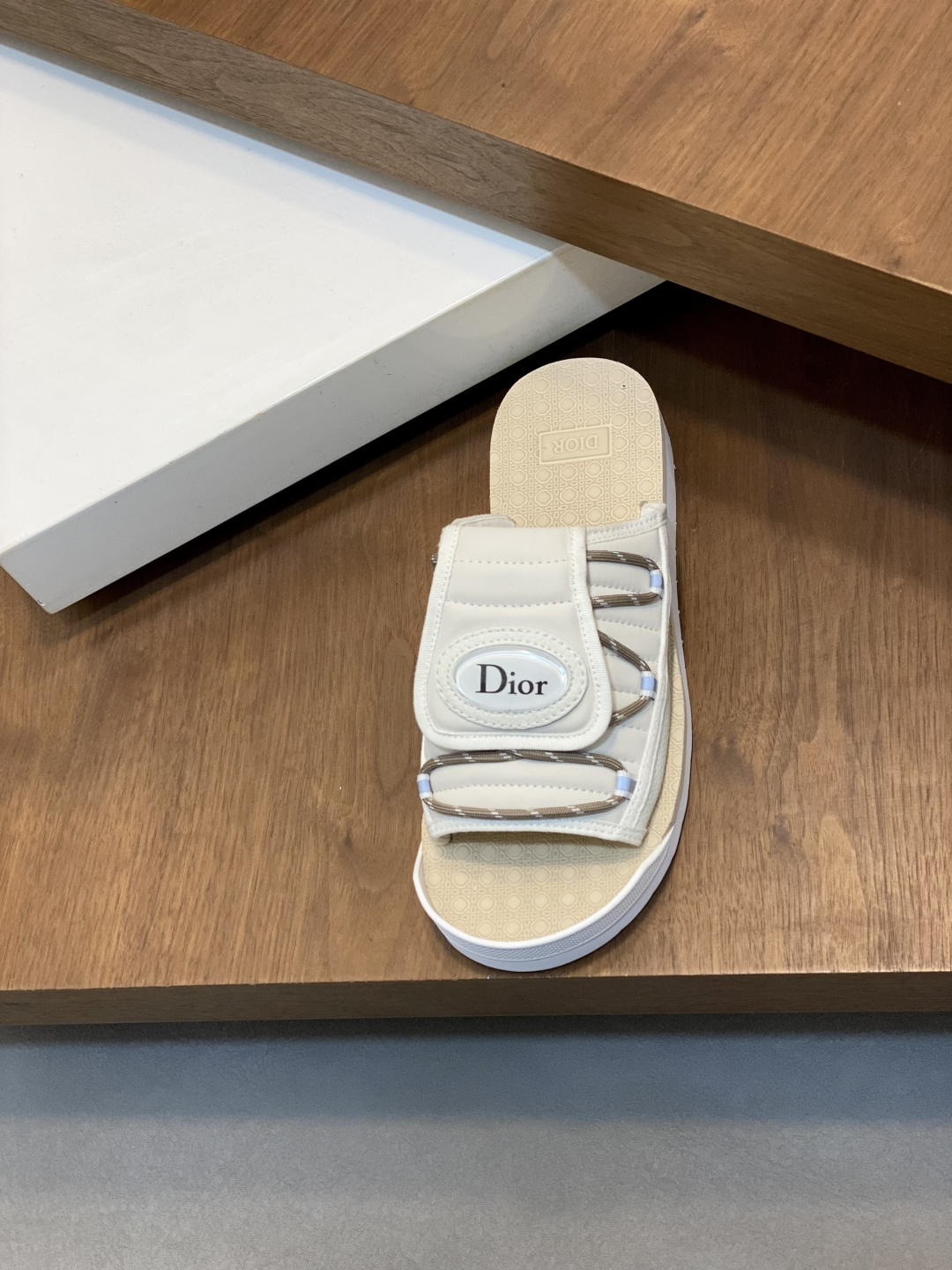 Dior 迪奧 原單男士運動涼拖 米白綁帶厚底設計舒適百搭休閒款| 7 Dior 迪奧 原單男士運動涼拖 米白綁帶厚底設計舒適百搭休閒款