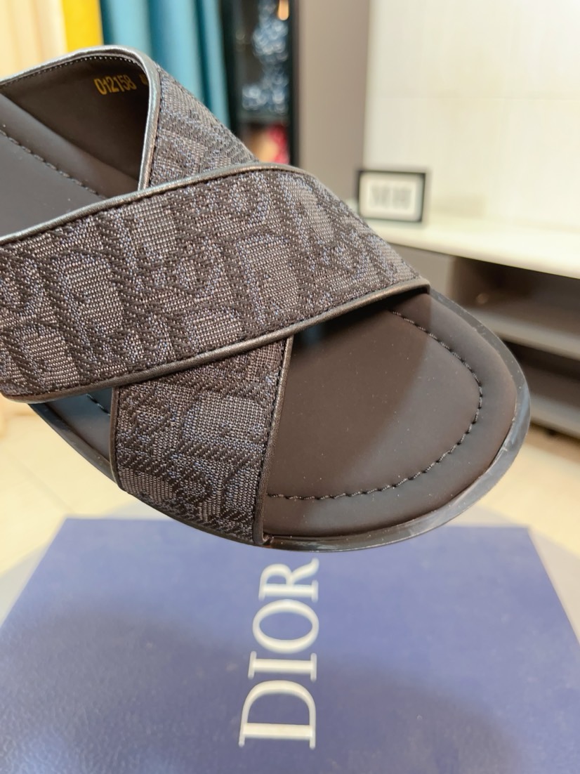 Dior 一比一男士涼拖 Oblique低調灰色交叉設計休閒百搭款| 10 Dior 一比一男士涼拖 Oblique低調灰色交叉設計休閒百搭款