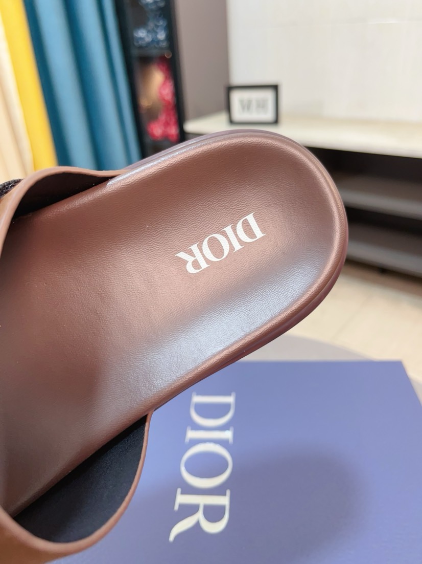 Dior 高仿男士涼拖 棕色麂皮質感雙帶扣具設計休閒款