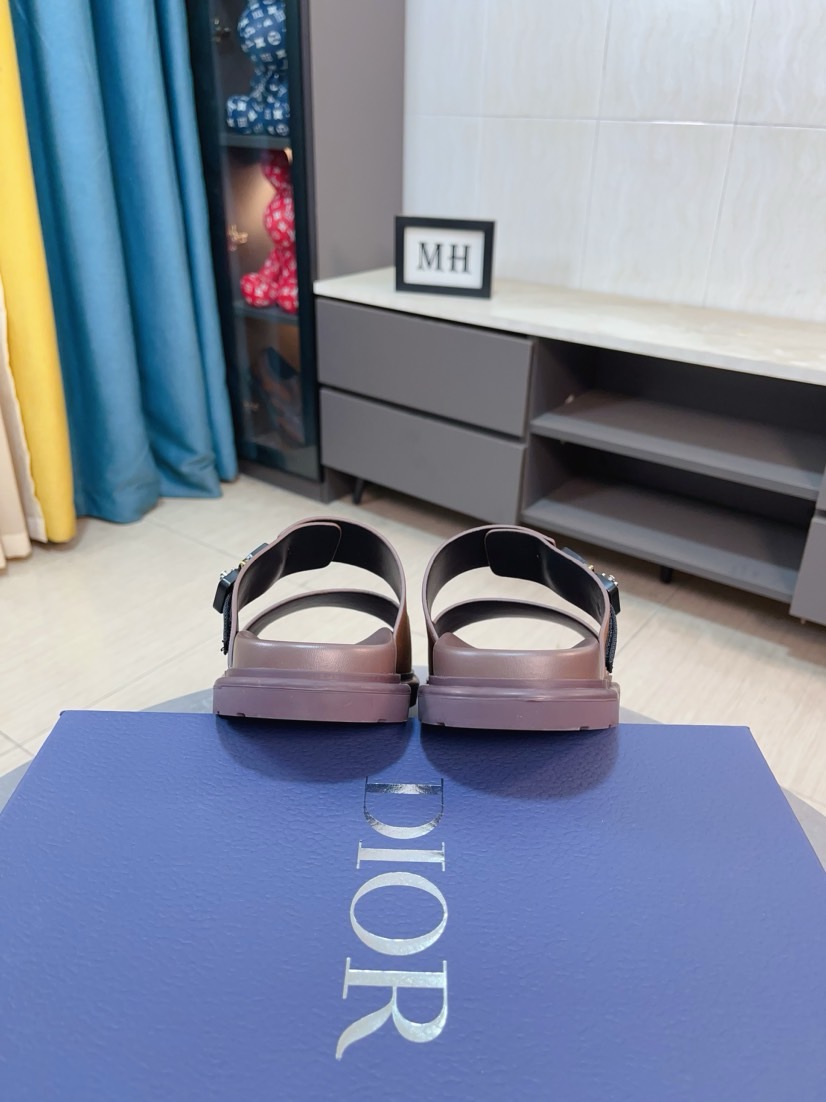 Dior 高仿男士涼拖 棕色麂皮質感雙帶扣具設計休閒款