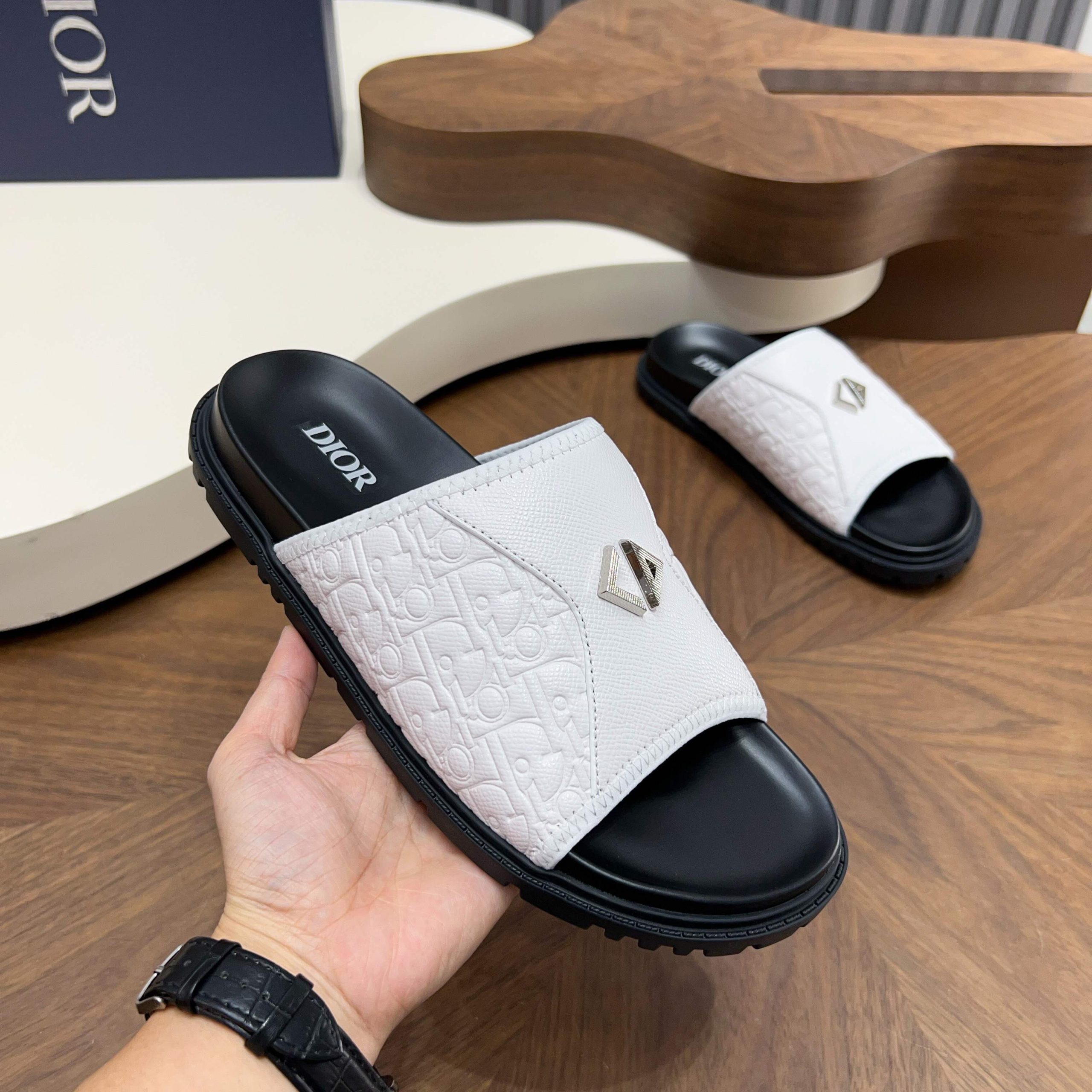 Dior高仿男士涼拖CD標誌白色款輕奢設計舒適百搭潮流款| 14 Dior高仿男士涼拖CD標誌白色款輕奢設計舒適百搭潮流款