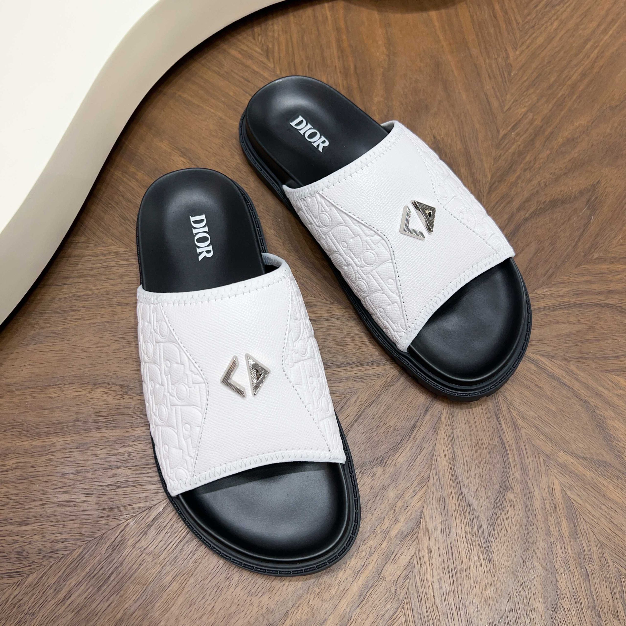 Dior高仿男士涼拖CD標誌白色款輕奢設計舒適百搭潮流款| 8 Dior高仿男士涼拖CD標誌白色款輕奢設計舒適百搭潮流款