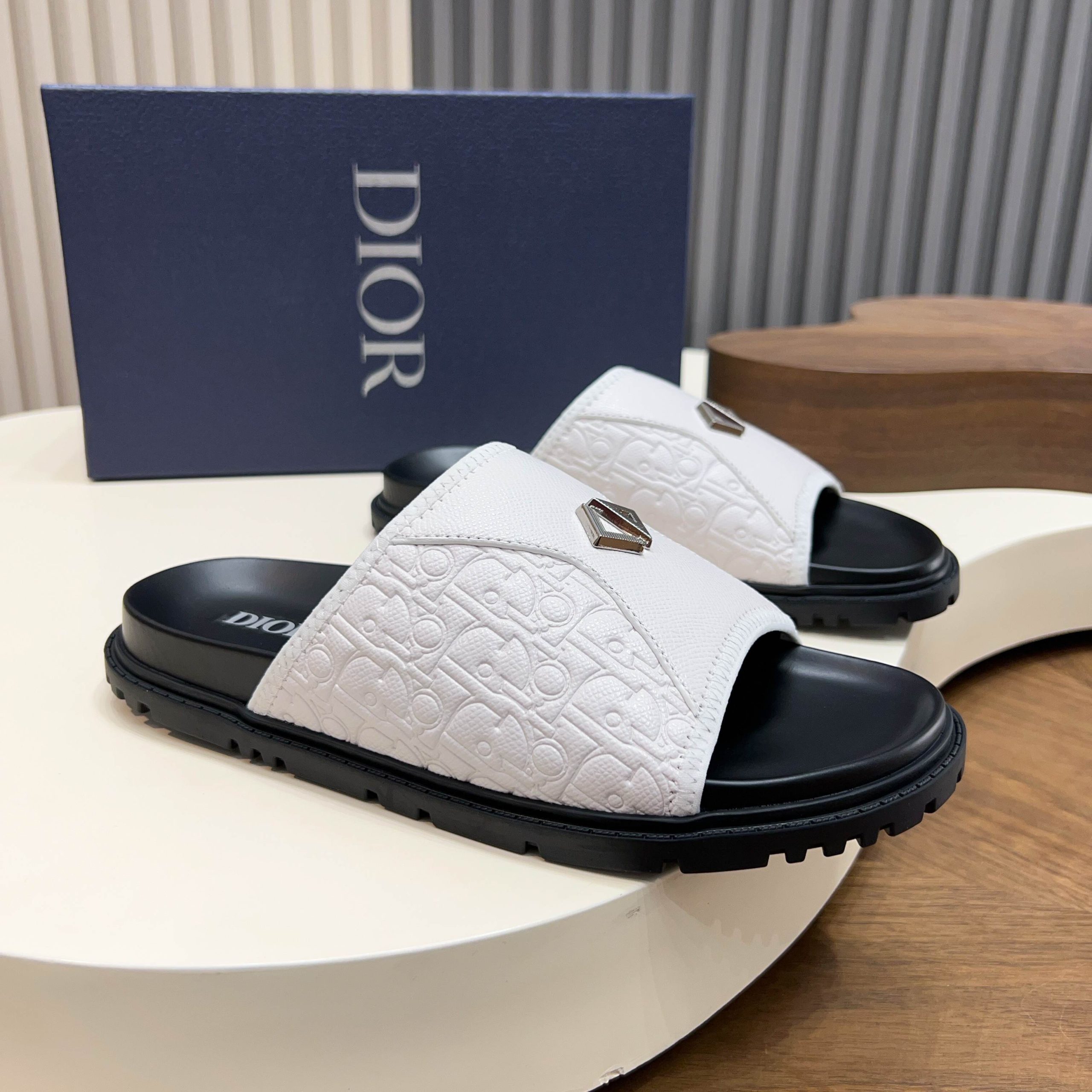 Dior高仿男士涼拖CD標誌白色款輕奢設計舒適百搭潮流款| 7 Dior高仿男士涼拖CD標誌白色款輕奢設計舒適百搭潮流款