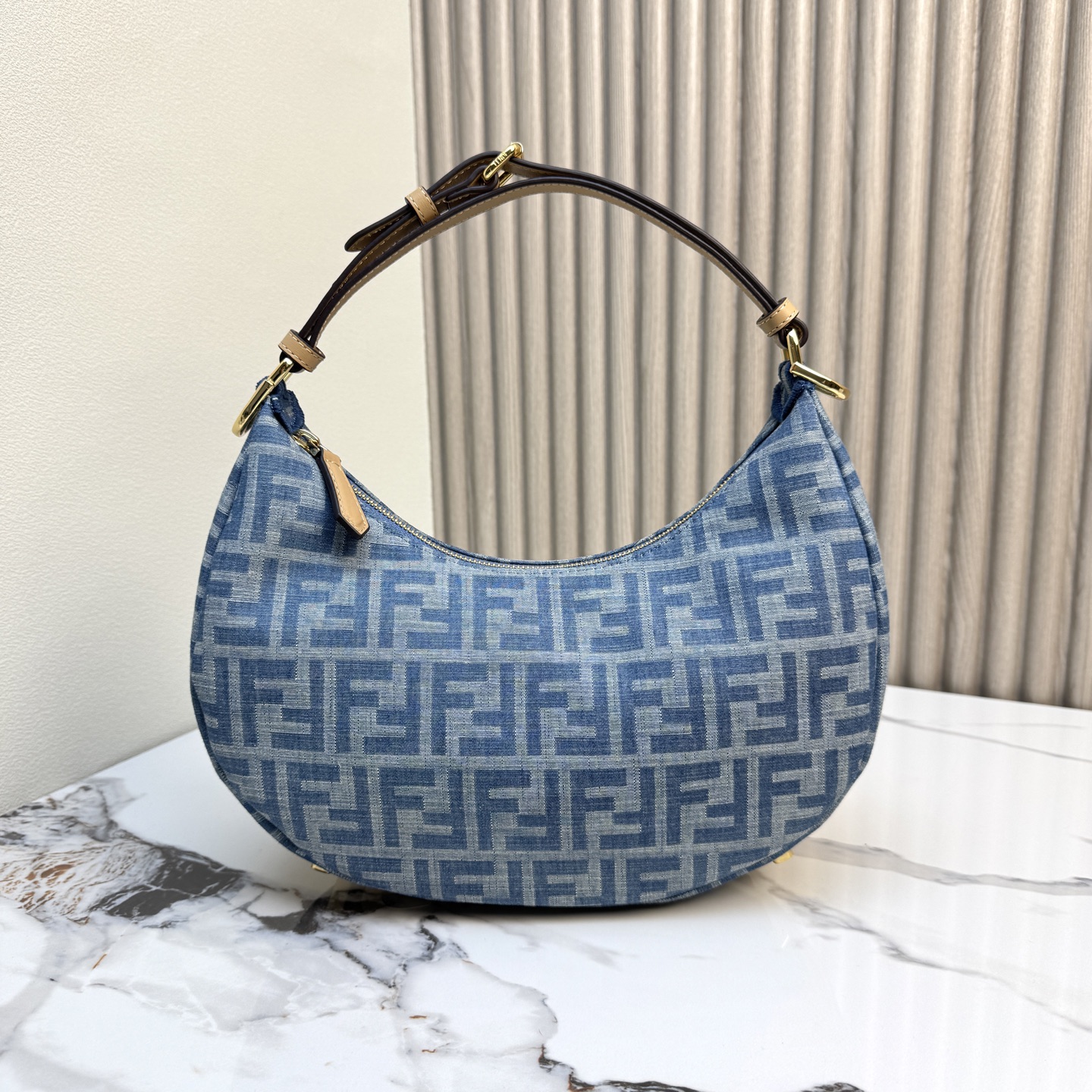 Fendi 一比一 Graphy FF老花丹寧半月肩背包復古時尚款